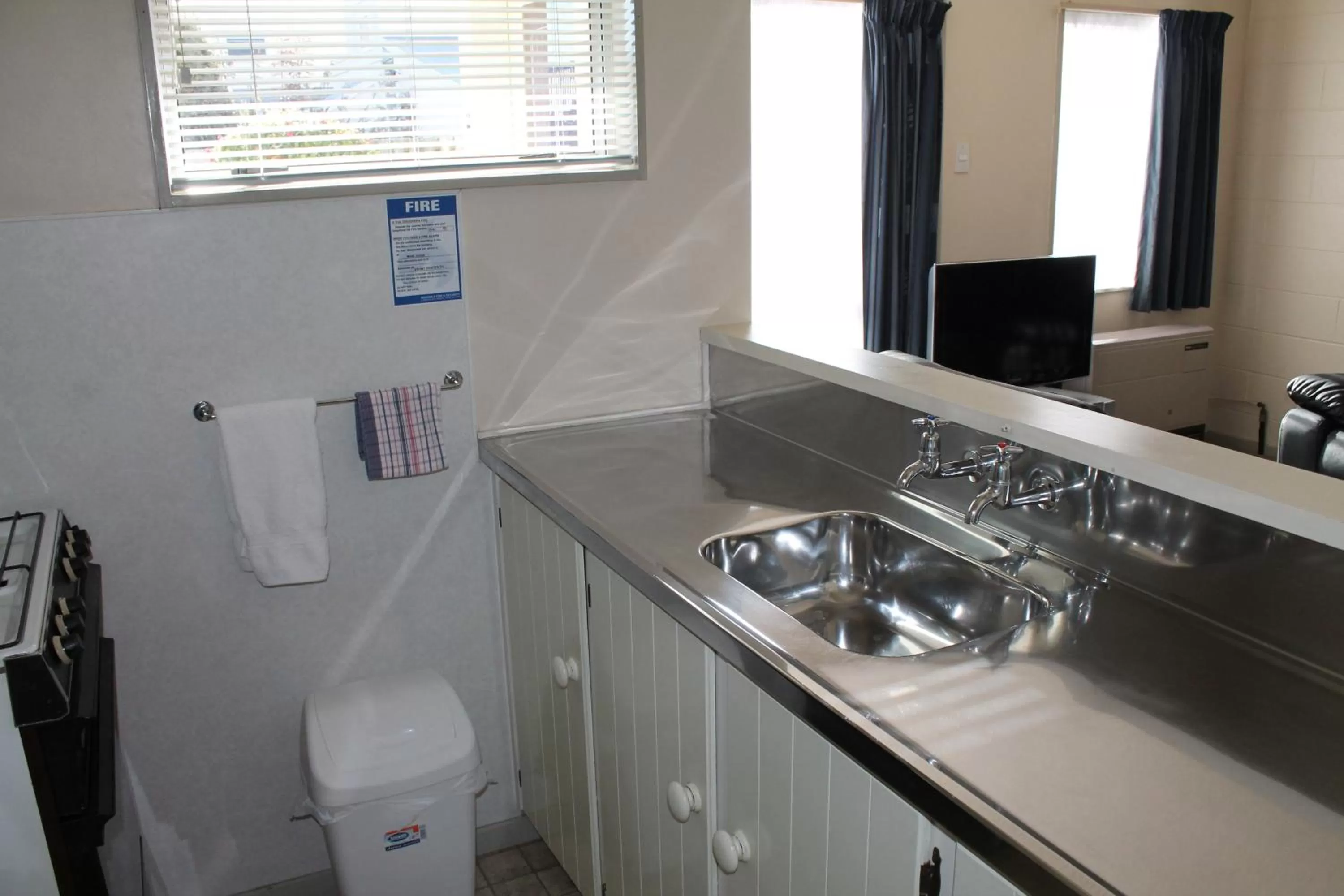 Kitchen or kitchenette in Riverview Motel