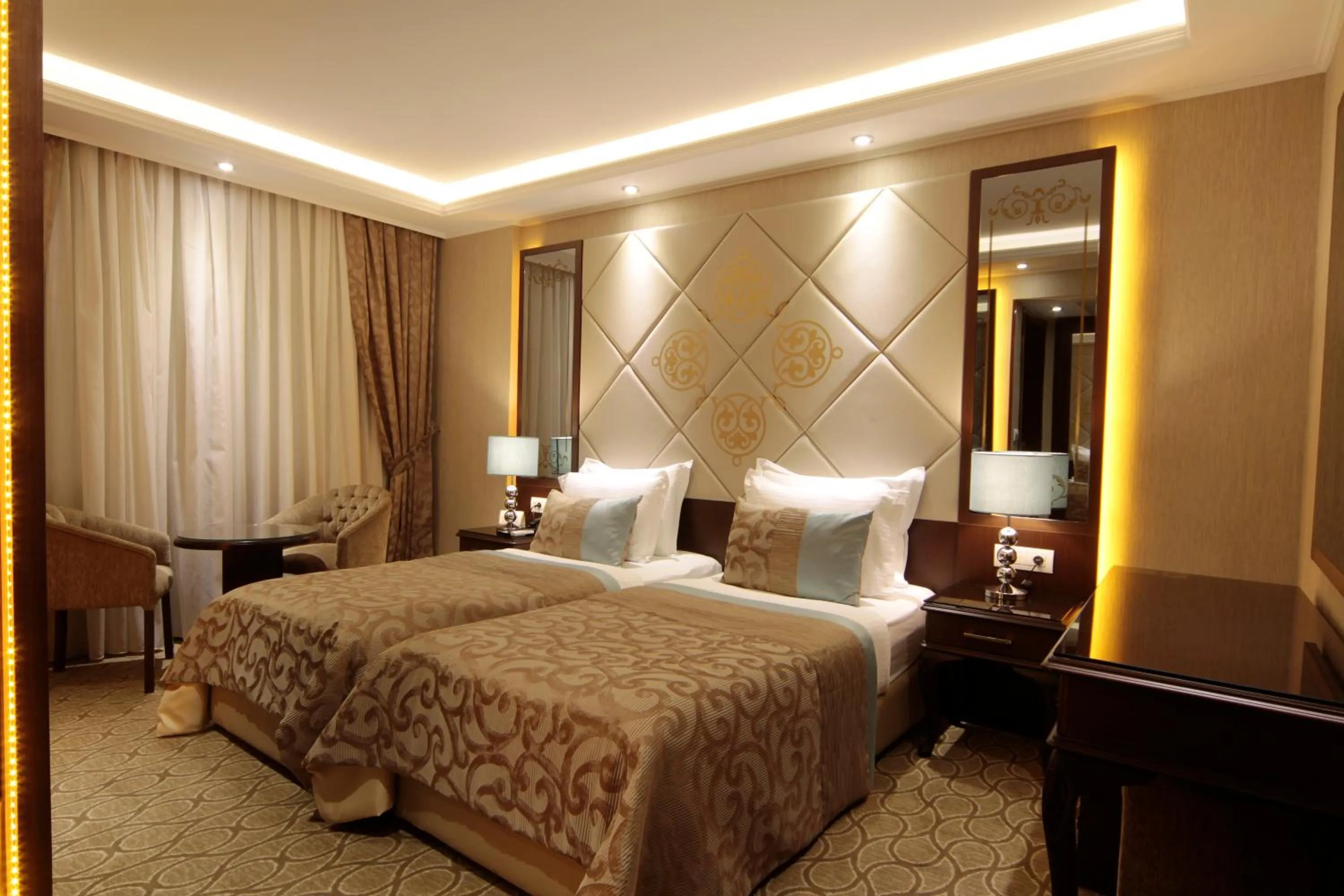 Photo of the whole room, Bed in Black Bird Hotel