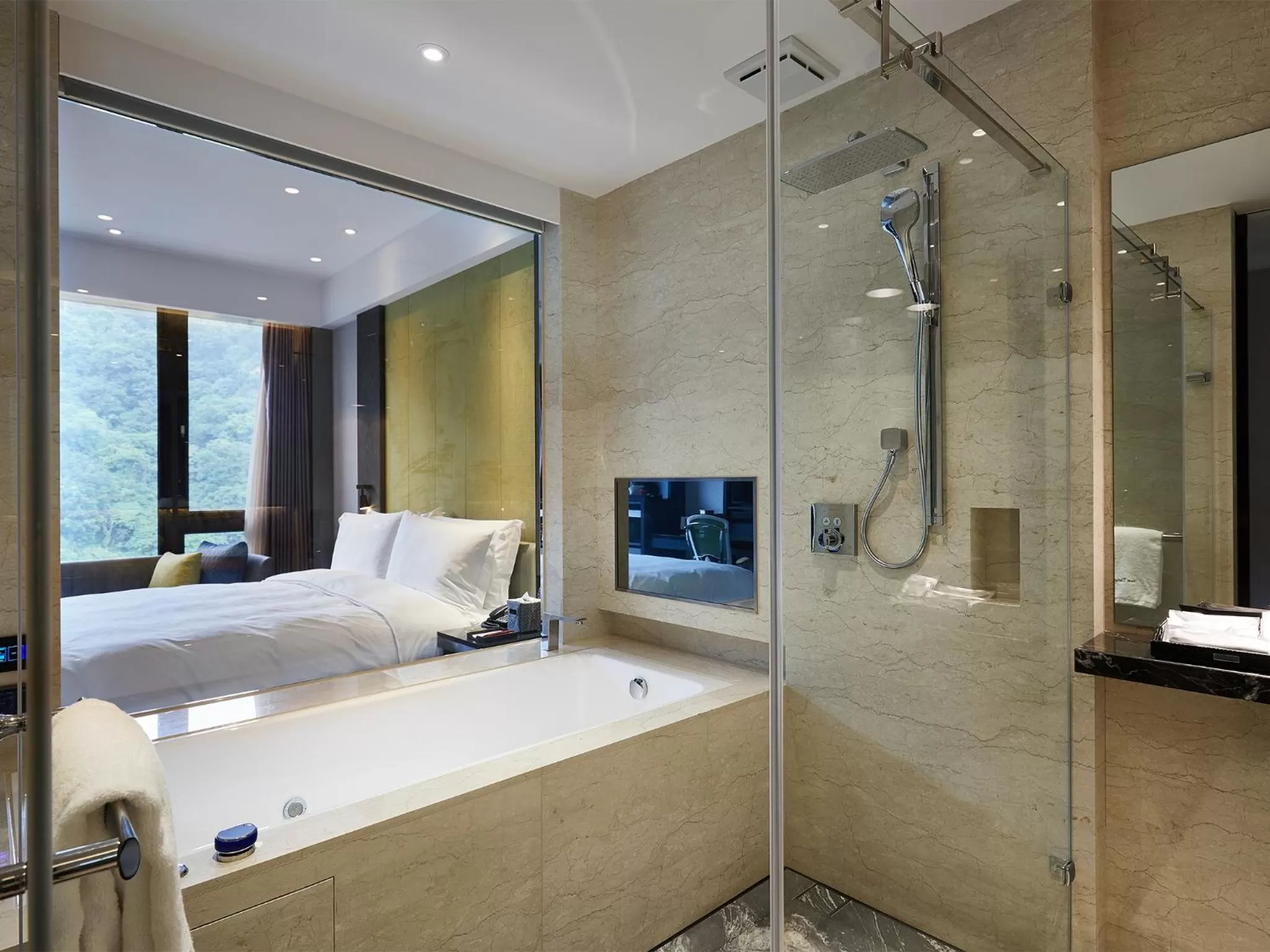 Shower, Bed in The Tango Hotel Taipei Jiantan