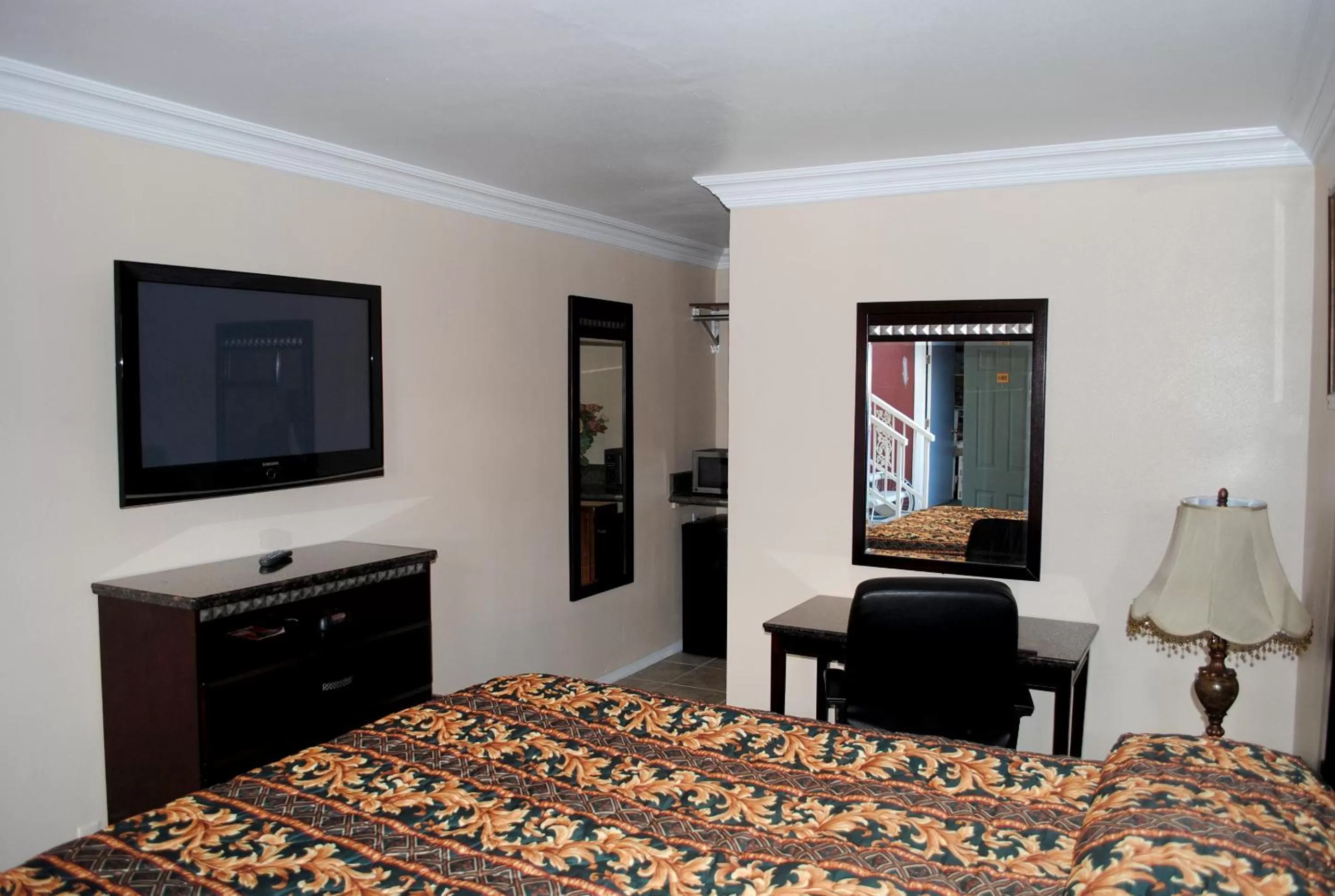 Decorative detail, Bed in Crystal Lodge Motel