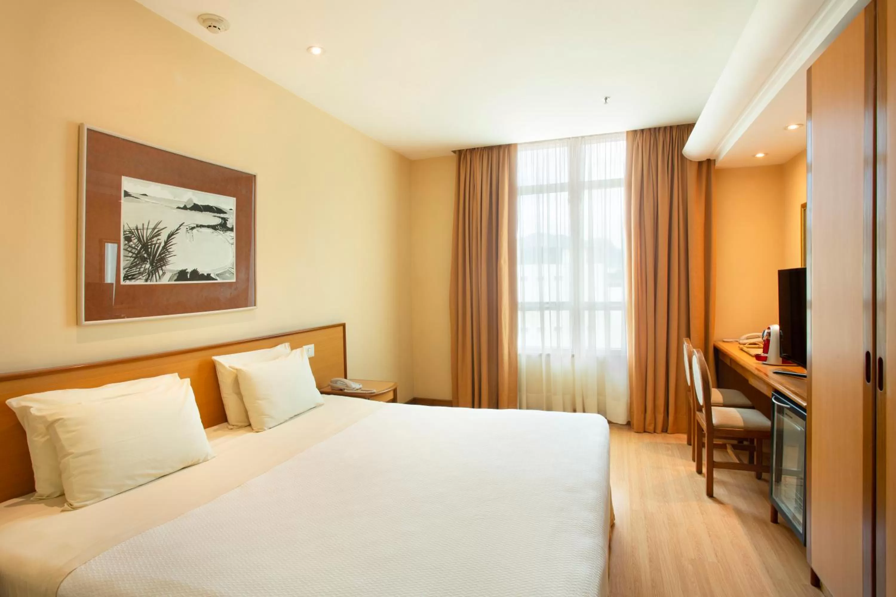 TV and multimedia, Bed in Windsor Asturias Hotel
