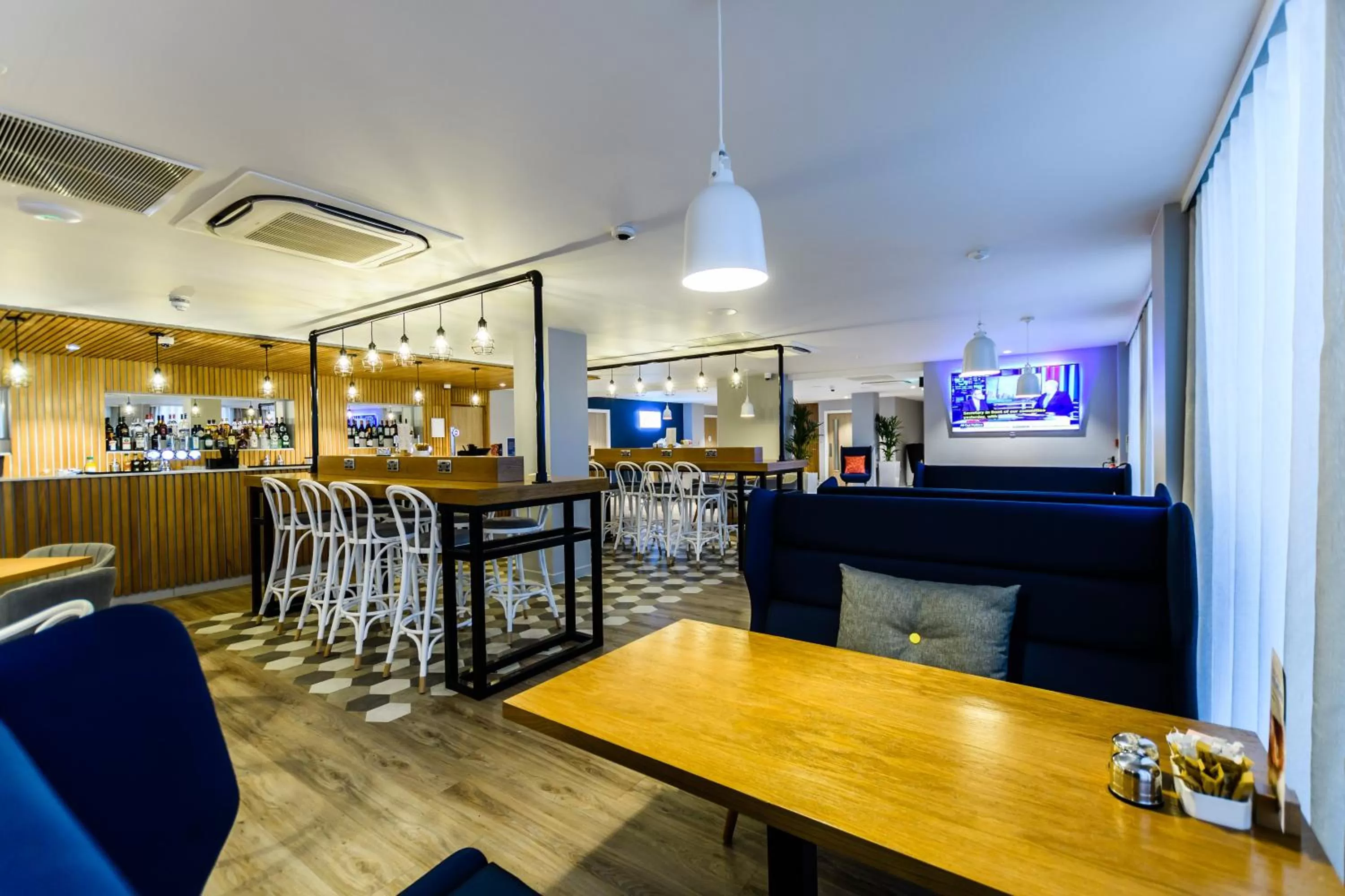 Lounge or bar in Holiday Inn Express - Wigan by IHG