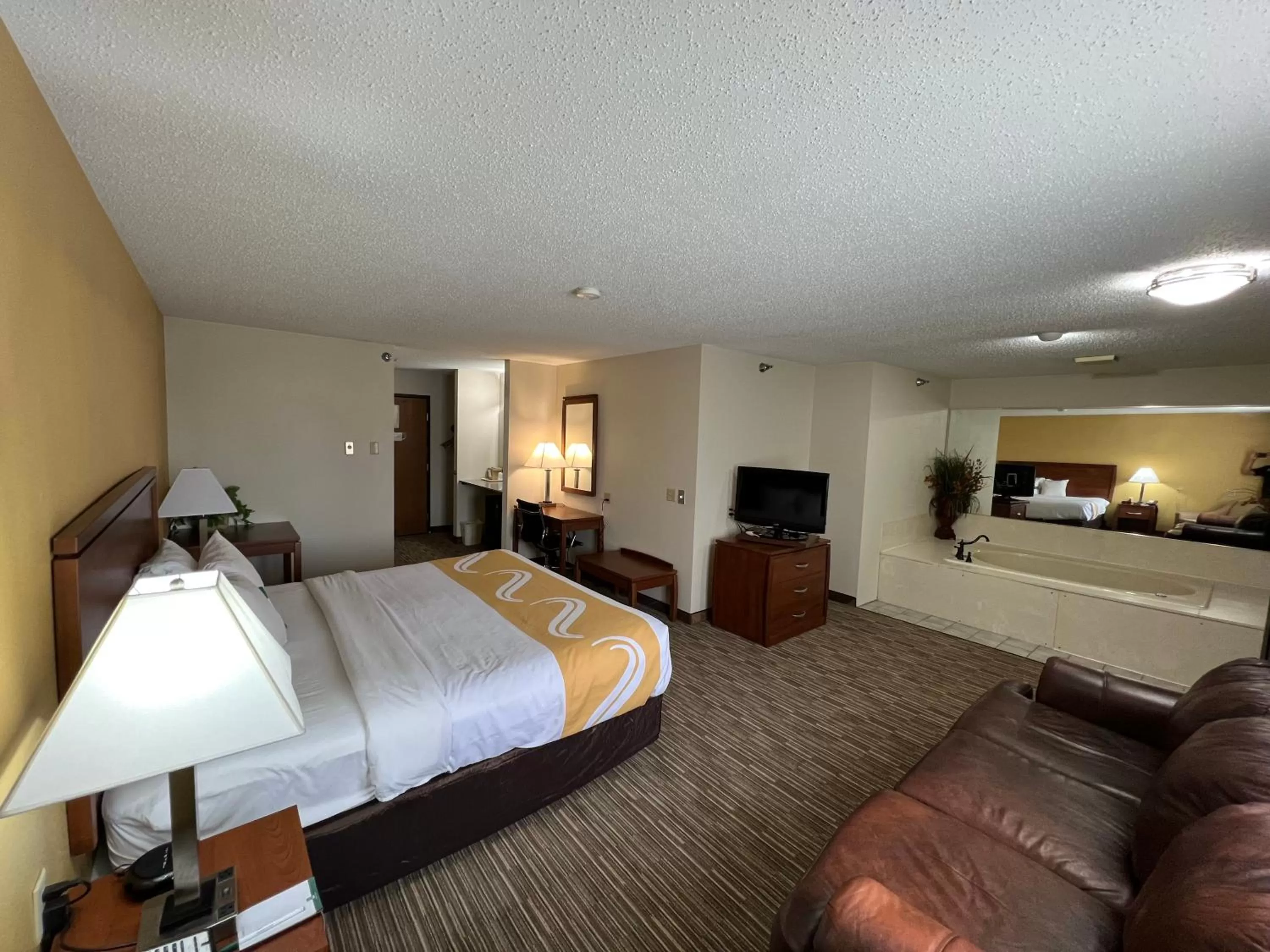 Bed in Quality Inn Mitchell I-90