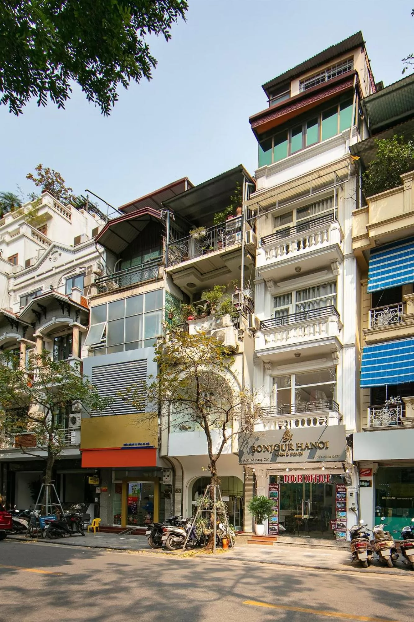 Property building in Bonjour Hanoi Hotel & Travel