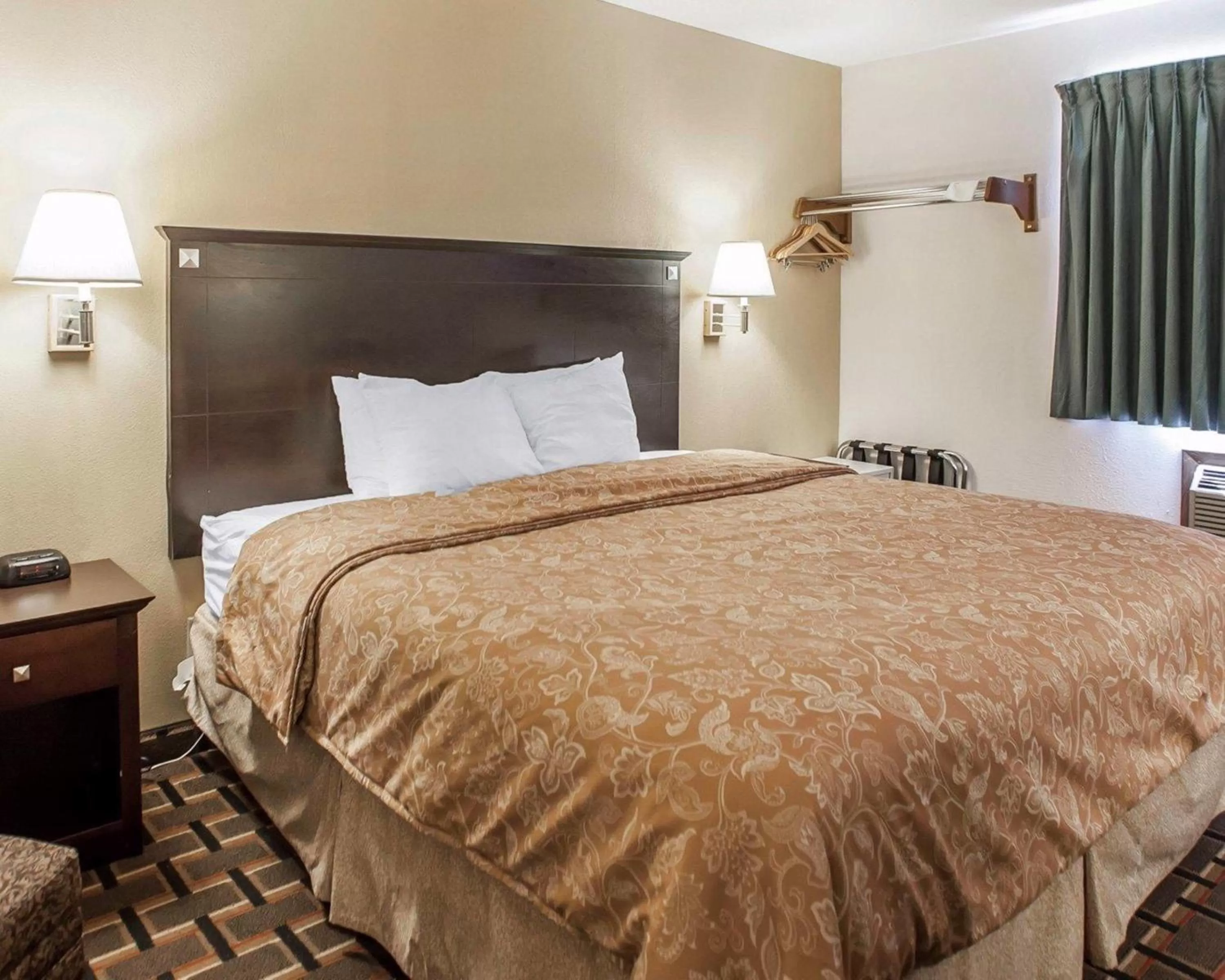 King Room - Non-Smoking in Clarion Pointe Bettendorf - Quad Cities