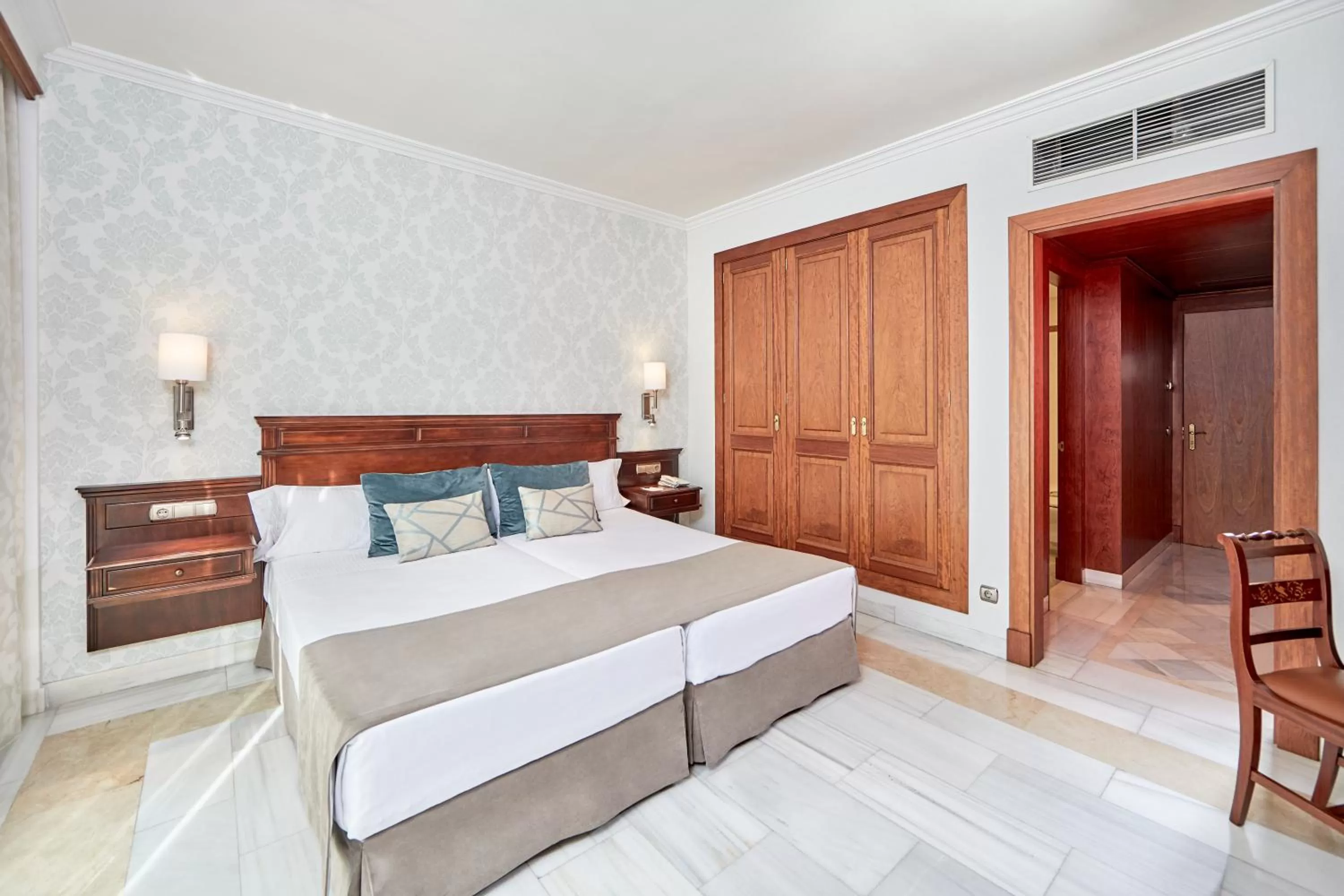 Photo of the whole room, Bed in Bordoy Continental Palma