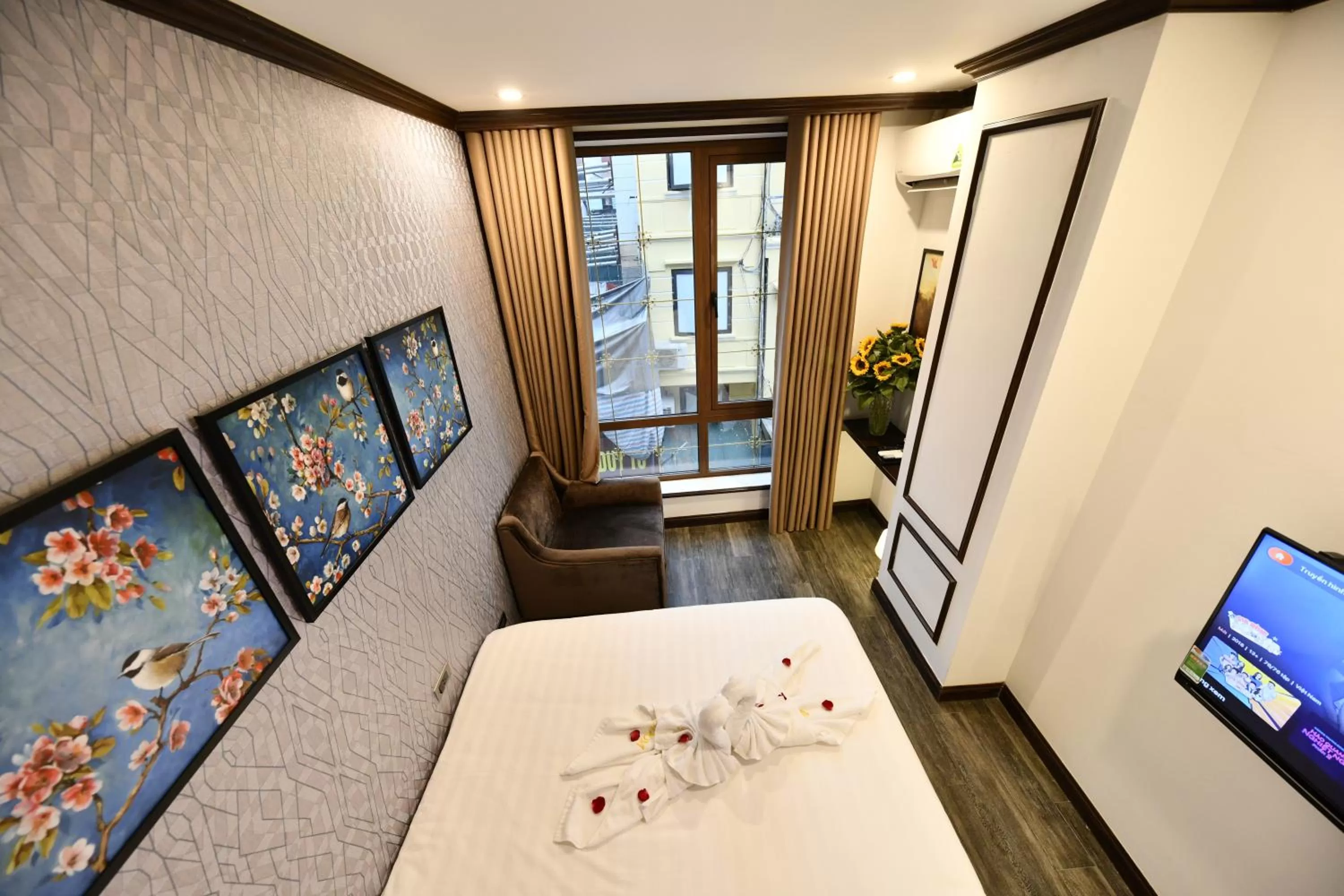 Photo of the whole room, Bed in Kingdom Hotel Hanoi