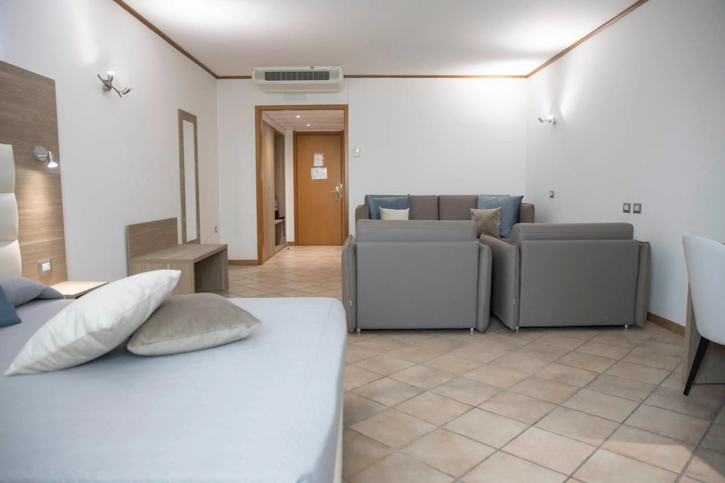 Living room, Bed in Pegasus Hotel