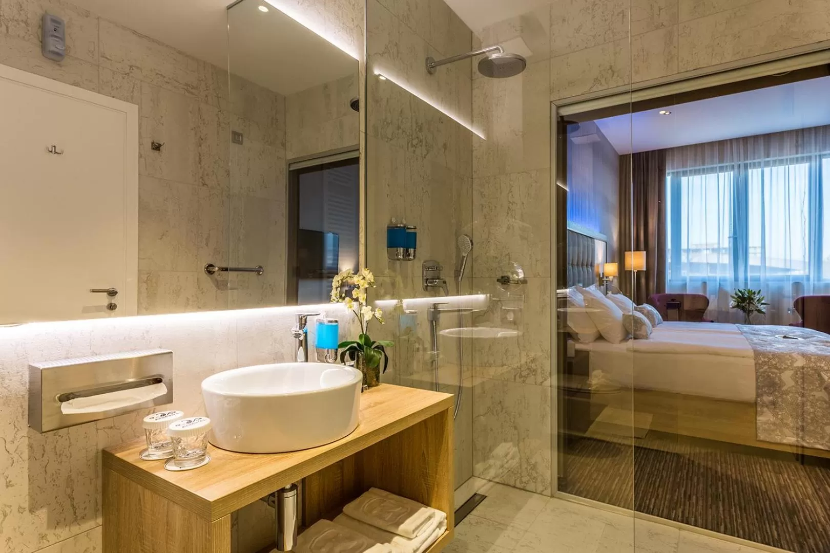 Shower, Bed in Admiral Hotel