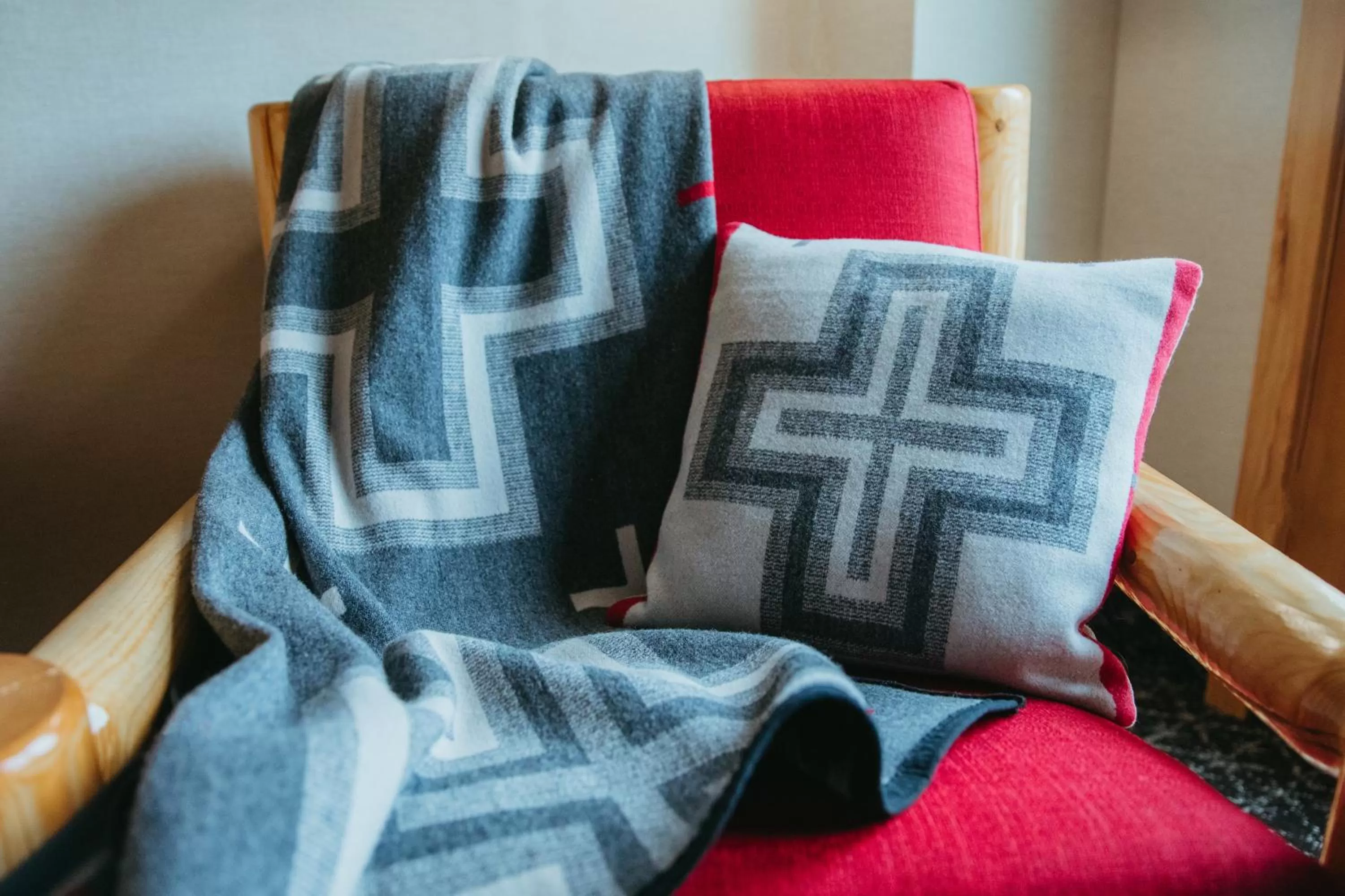 Seating area, Bed in Brewster Mountain Lodge