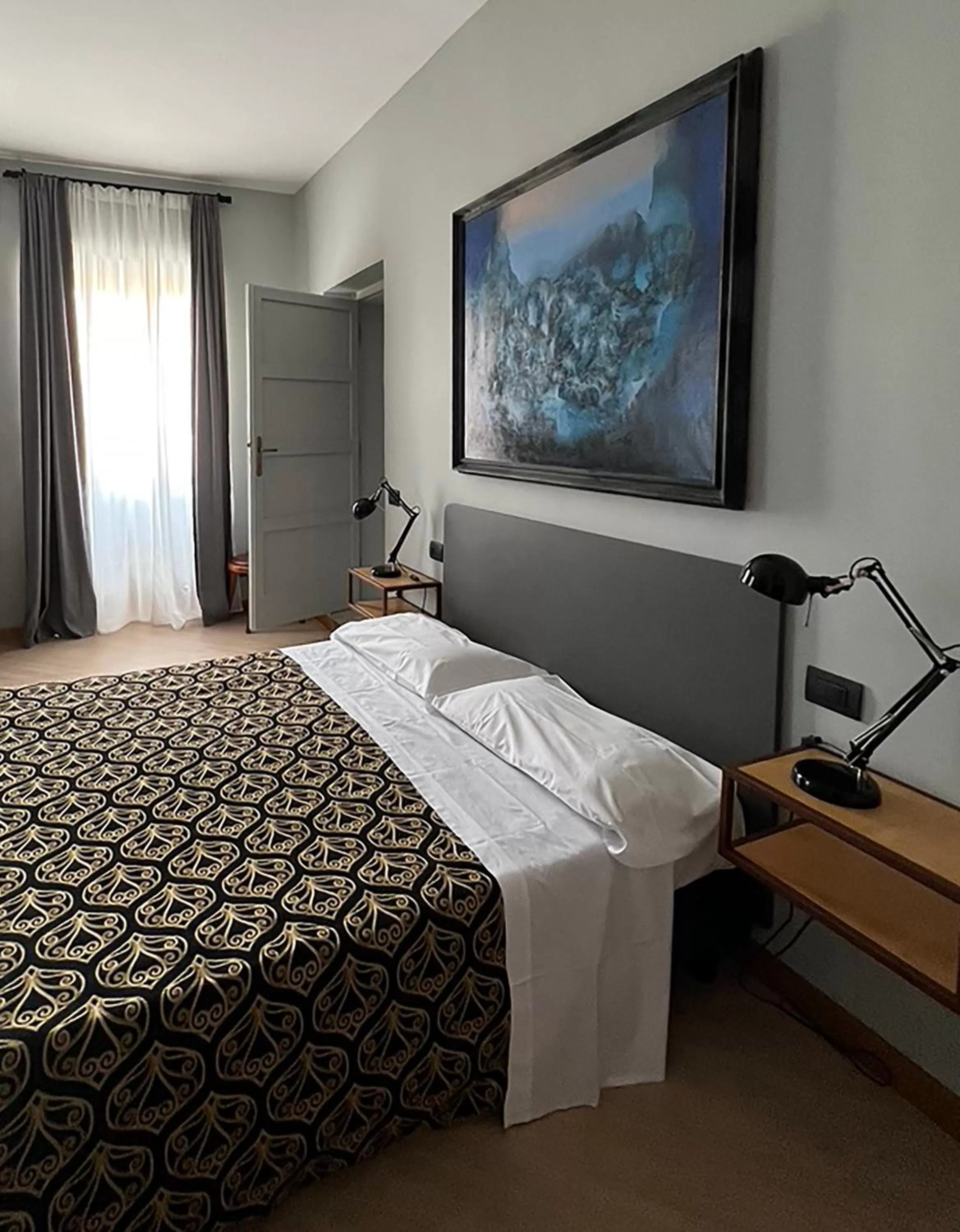 Photo of the whole room, Bed in Hotel King