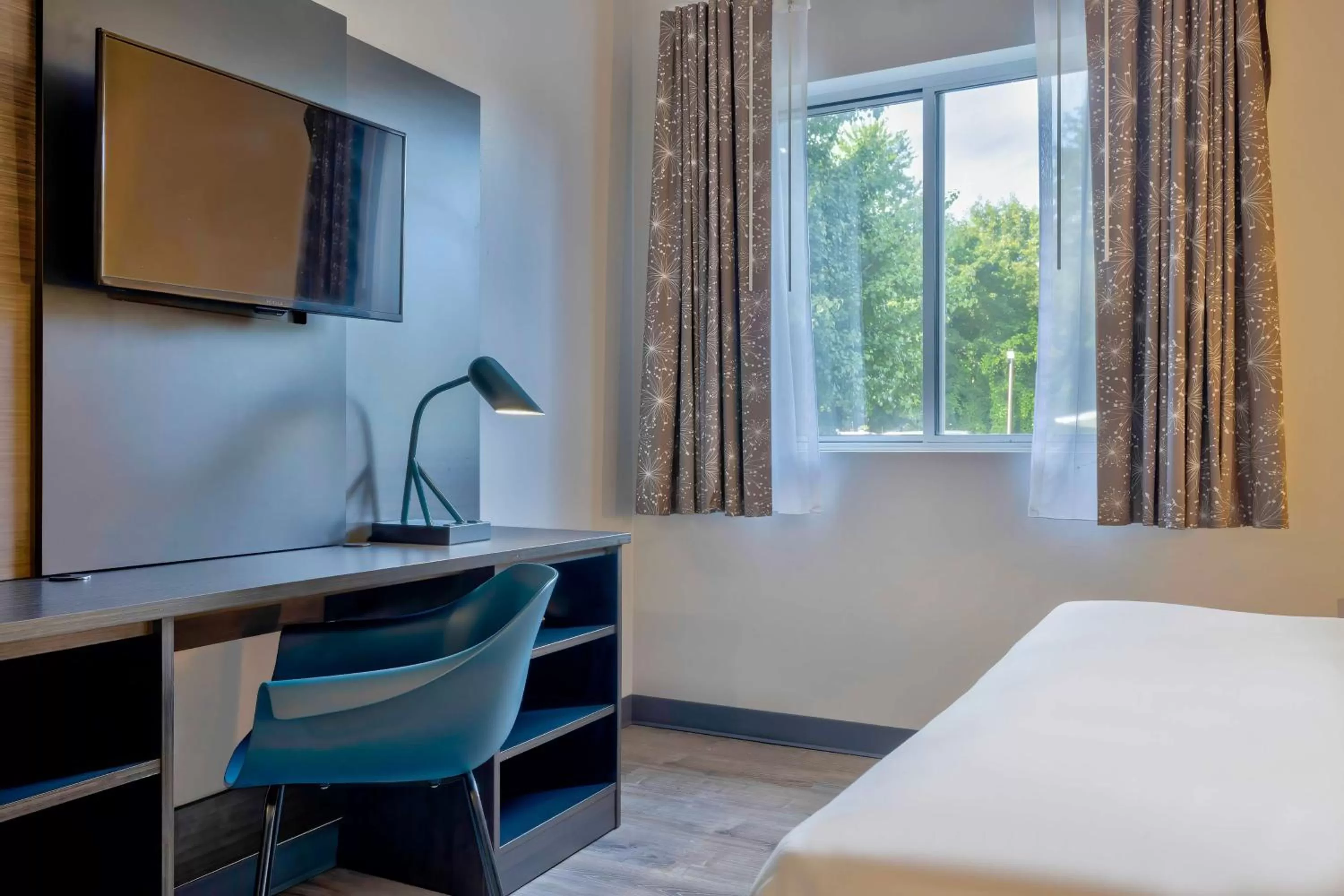 Bedroom, Bed in Motel 6 Bethel, CT - Danbury