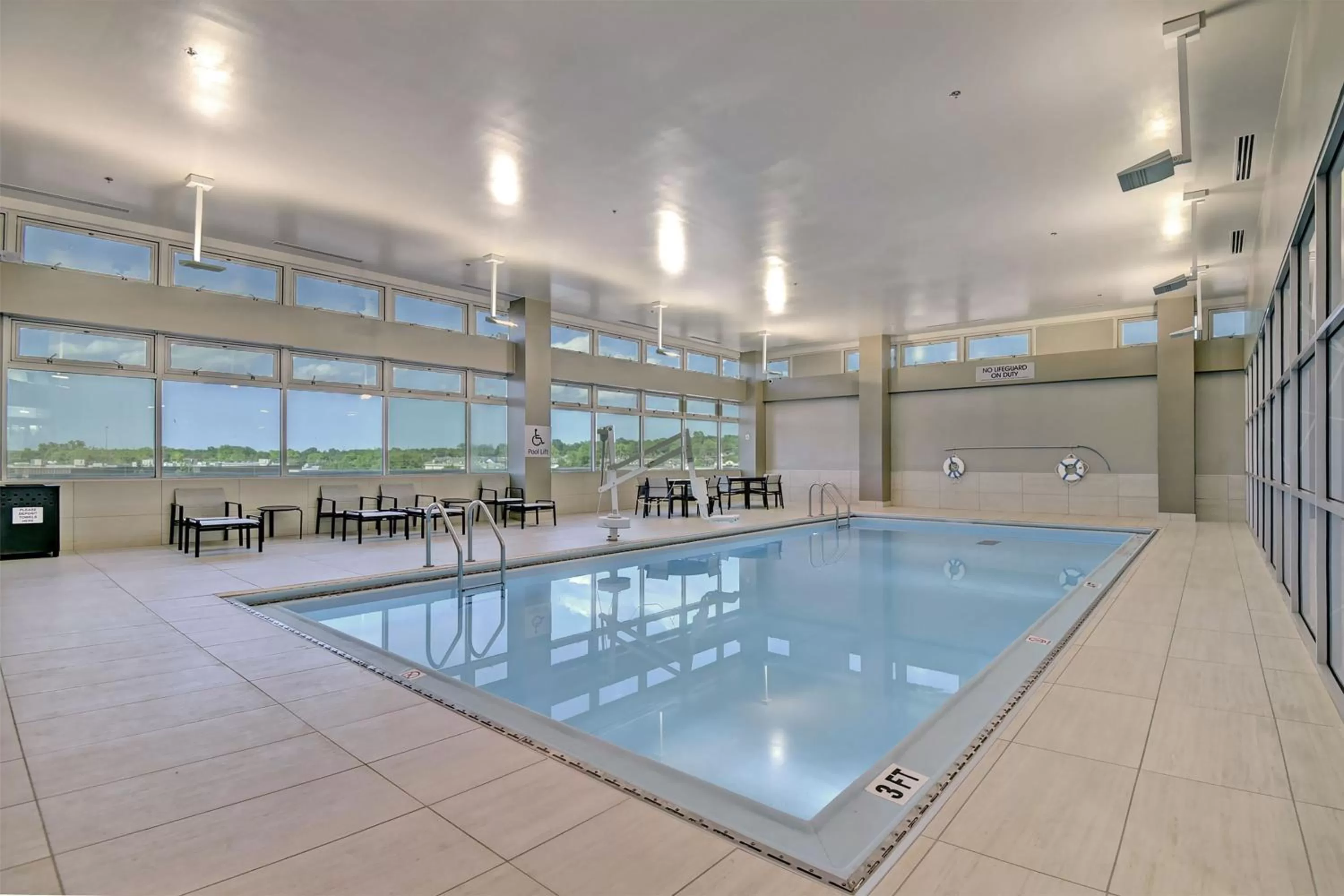 Swimming pool in Tulsa Marriott Southern Hills