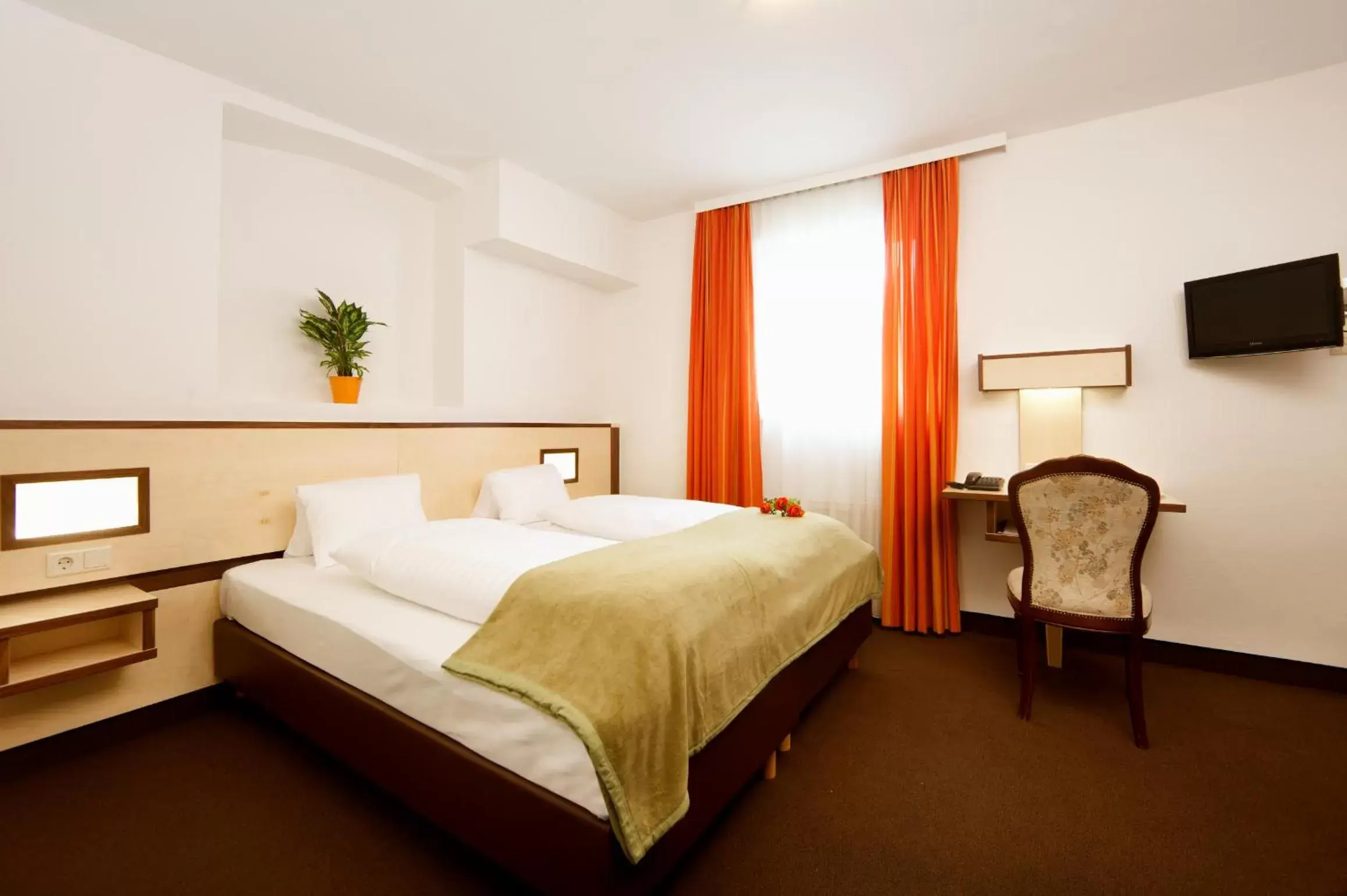 Double or Twin Room in Hotel Goldene Krone Innsbruck Double or Twin Room in Hotel Goldene Krone Innsbruck