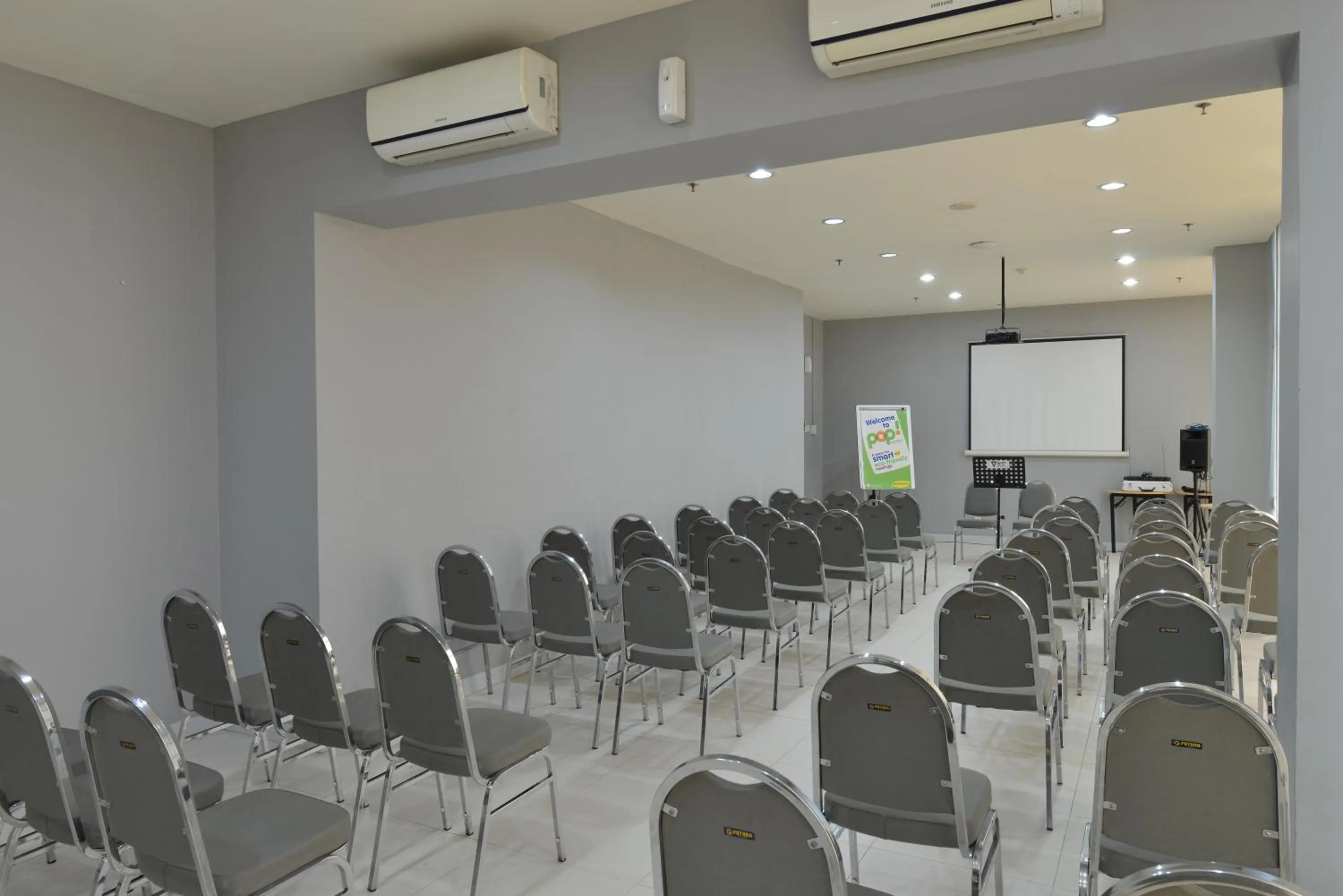 Decorative detail in POP! Hotel BSD City Tangerang