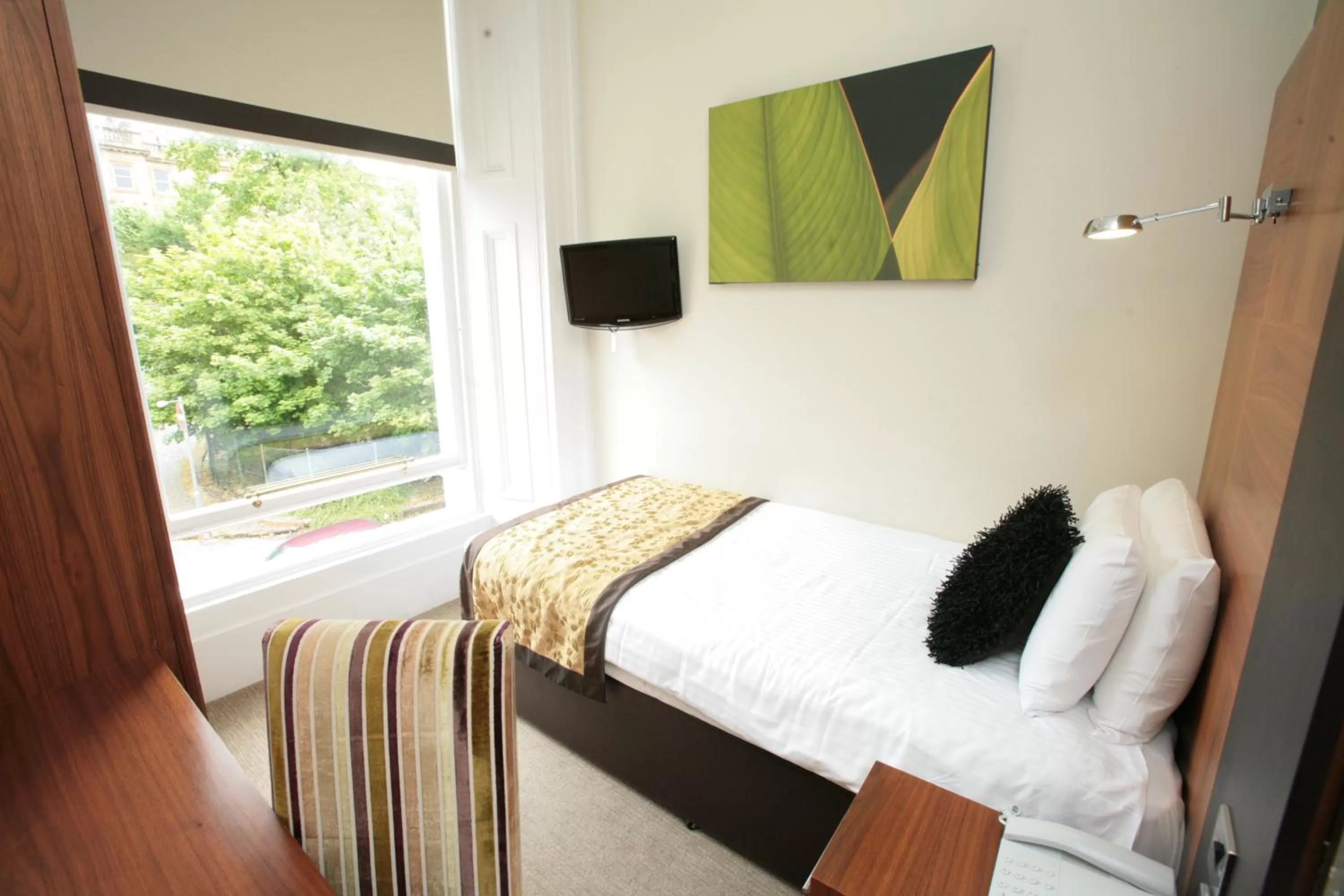 Photo of the whole room, Bed in Acorn Hotel