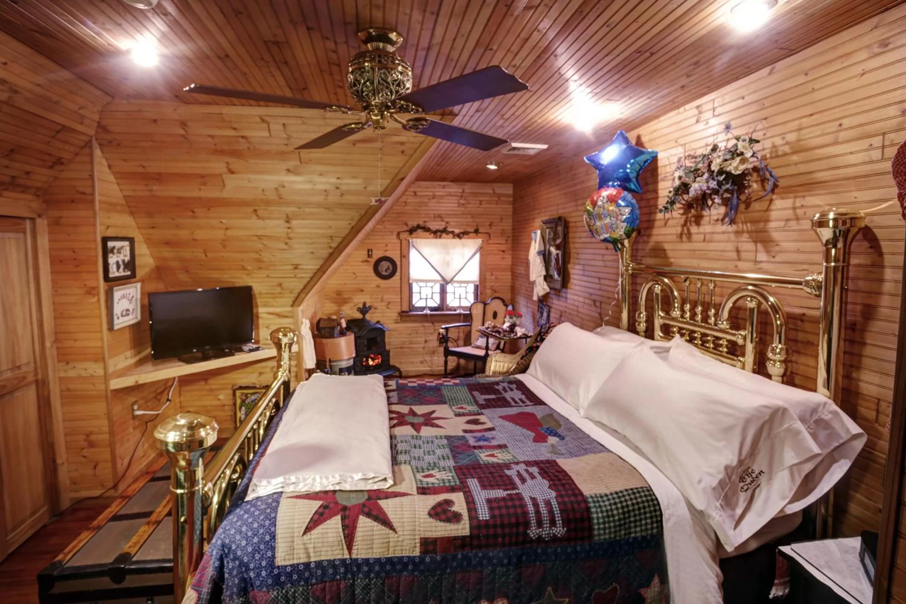 Bed in The Queen, A Victorian Bed & Breakfast