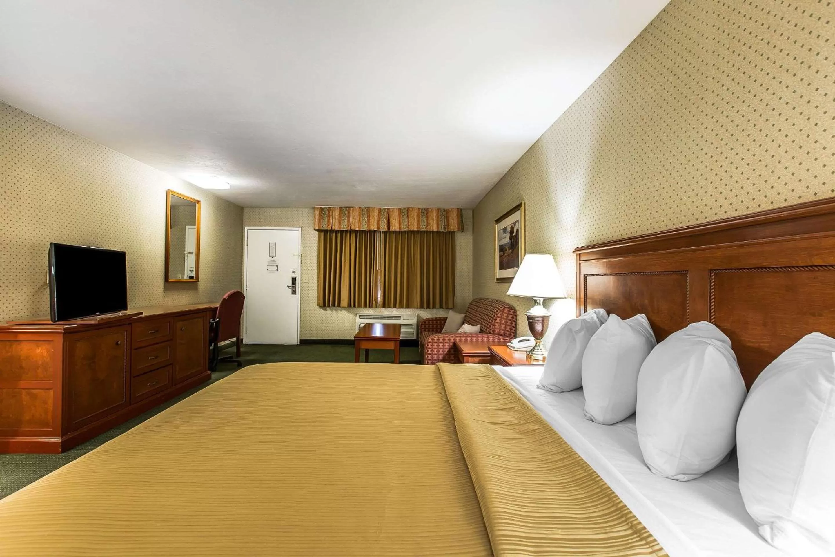 Photo of the whole room, Bed in Quality Inn Near China Lake Naval Station