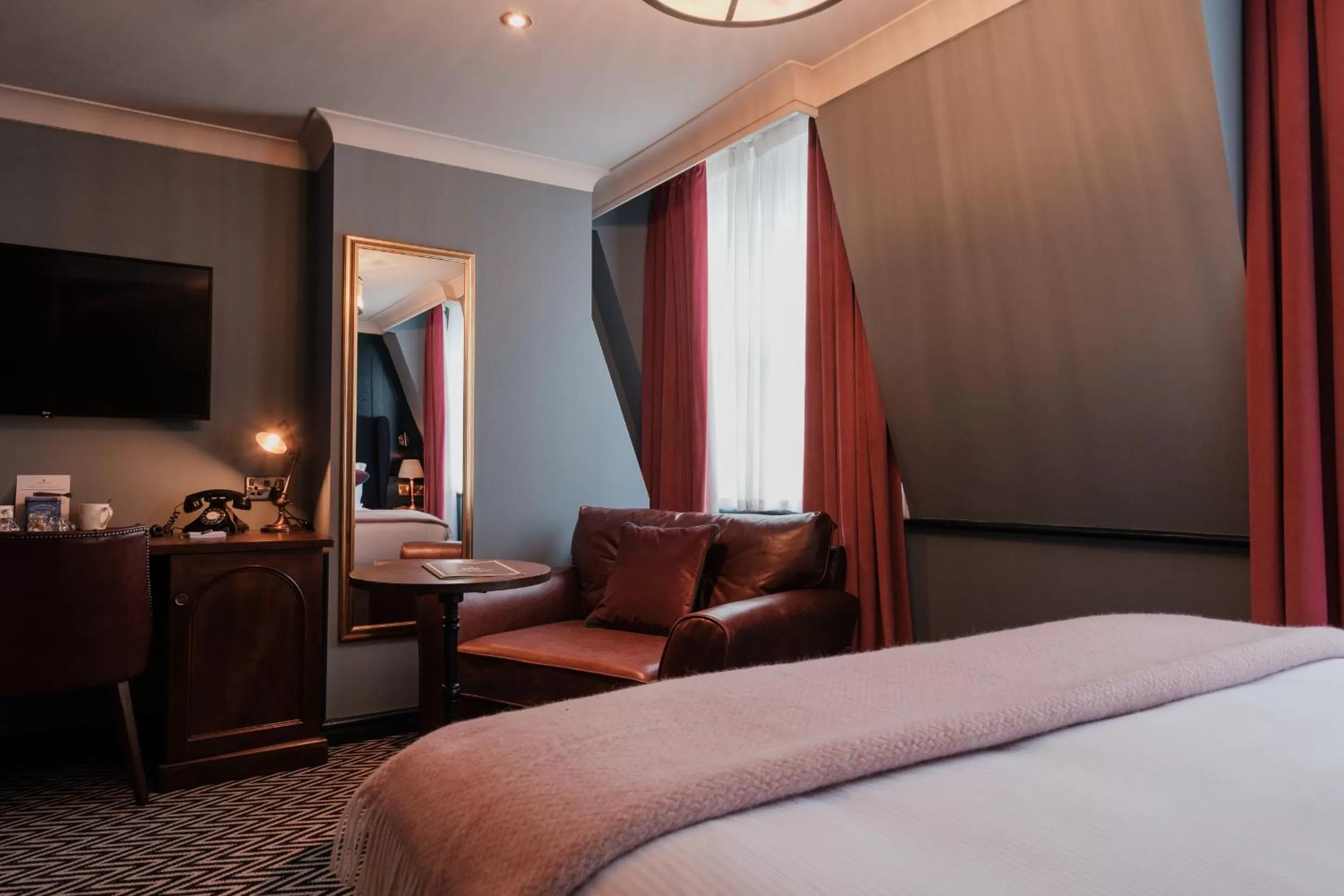 TV and multimedia, Bed in The Sanctuary House Hotel