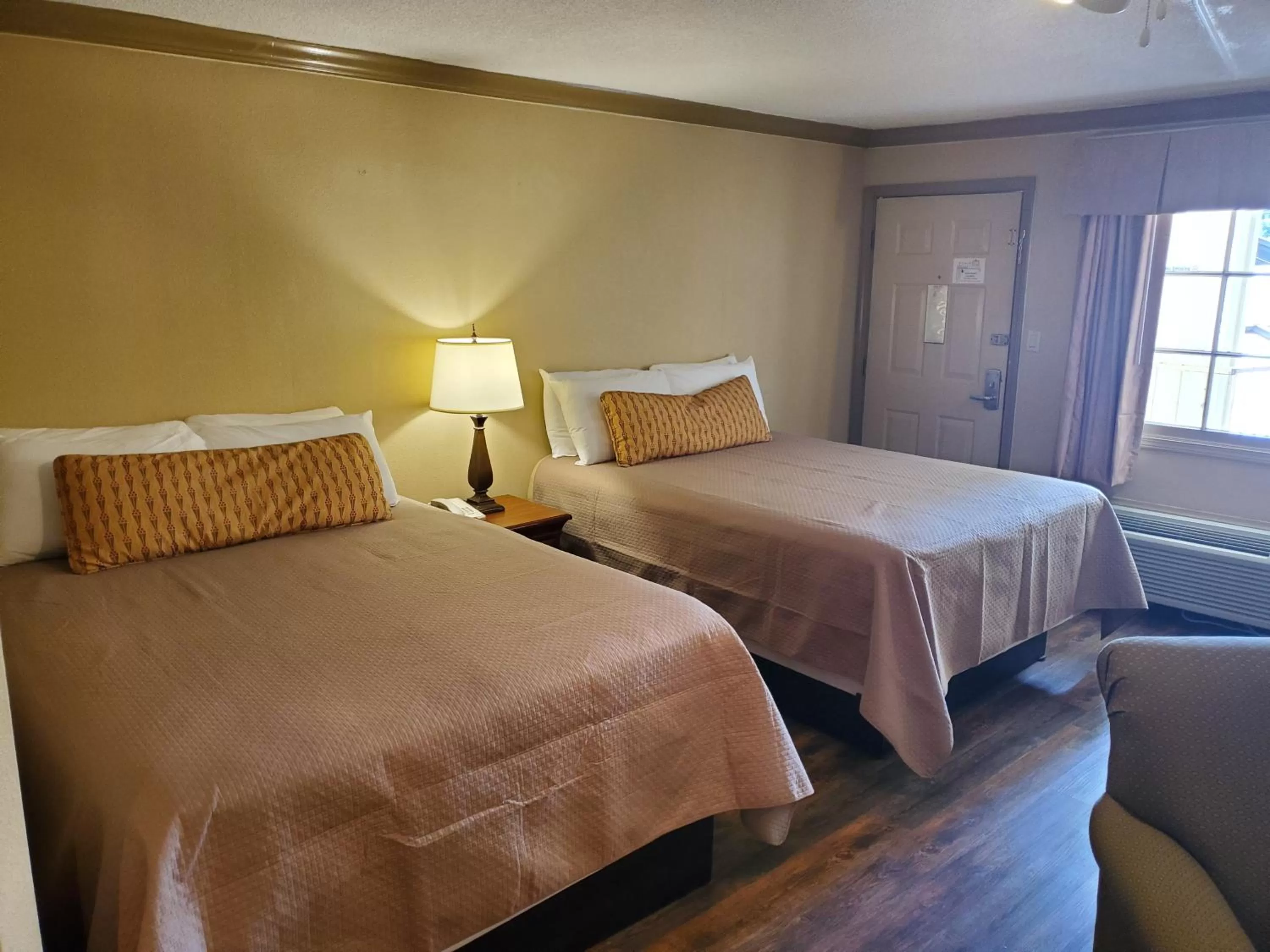 Bed in Colonial House Motel