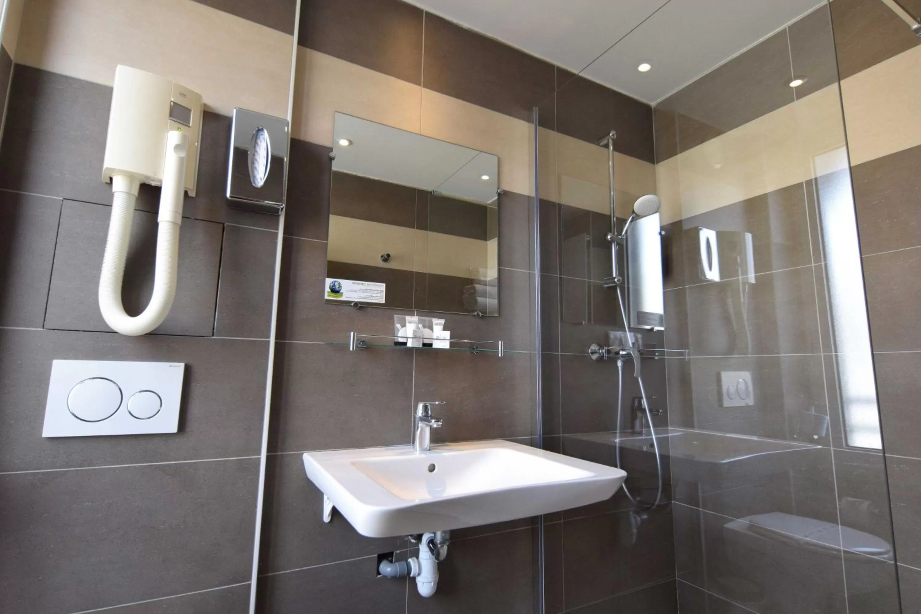 Bathroom in Alyss Saphir Cambronne Eiffel