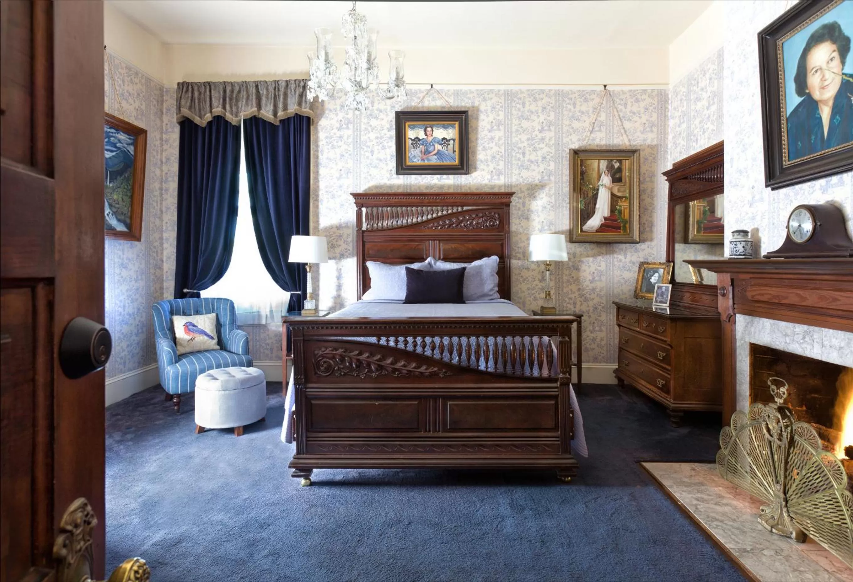 Seating area, Bed in The Reynolds Mansion