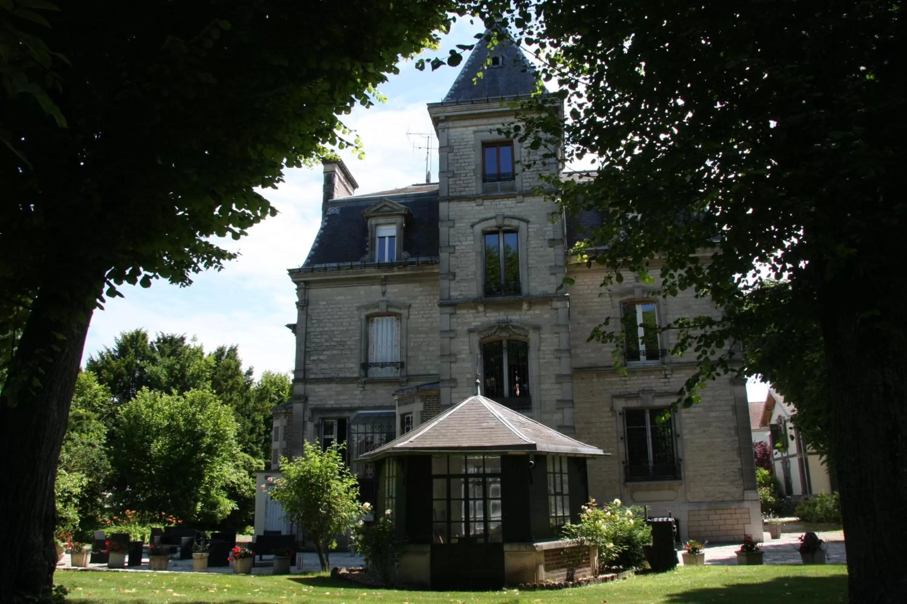 Property building in Villa Primerose