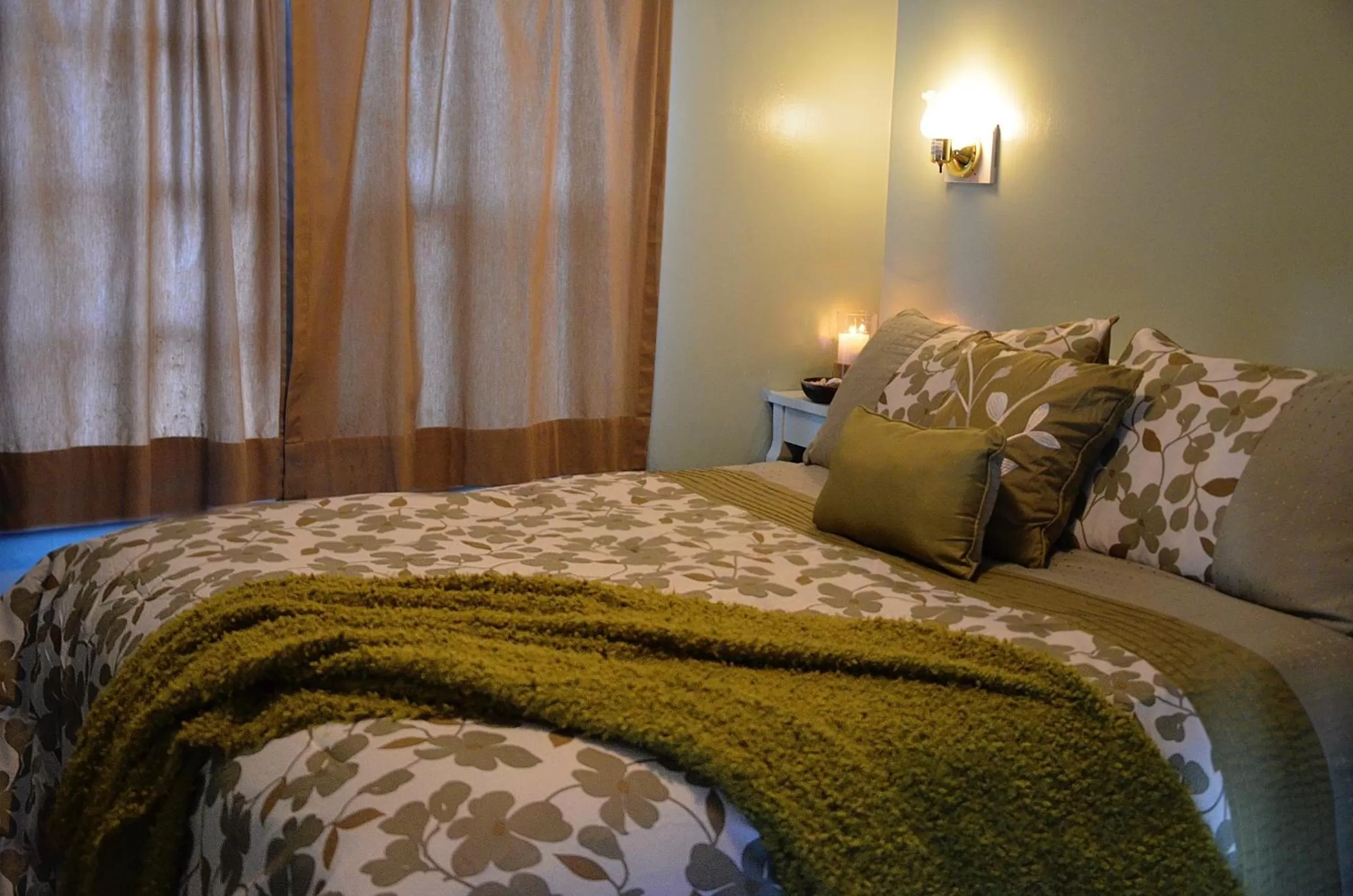 Photo of the whole room, Bed in Agate Beach Motel