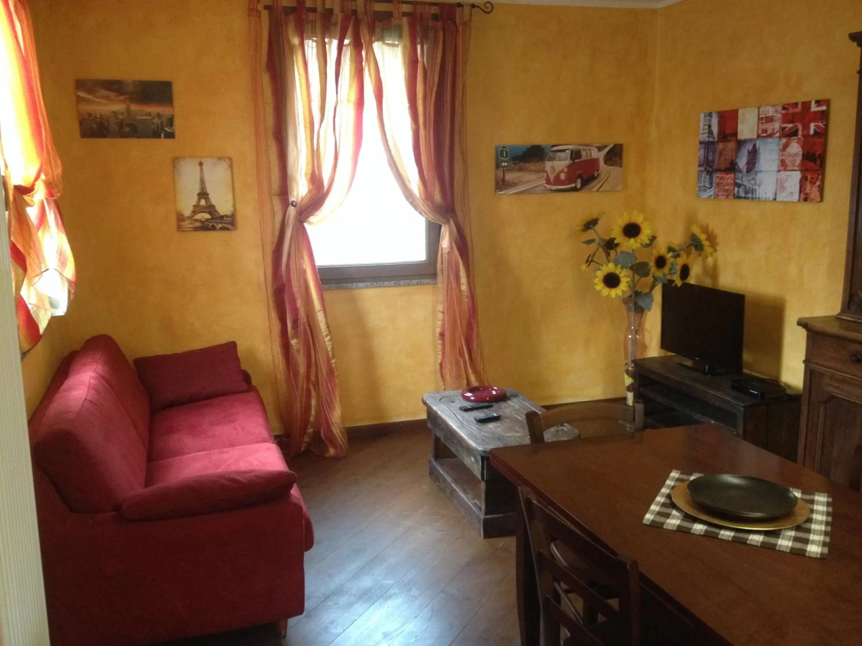 Seating Area in Wallace Apartment