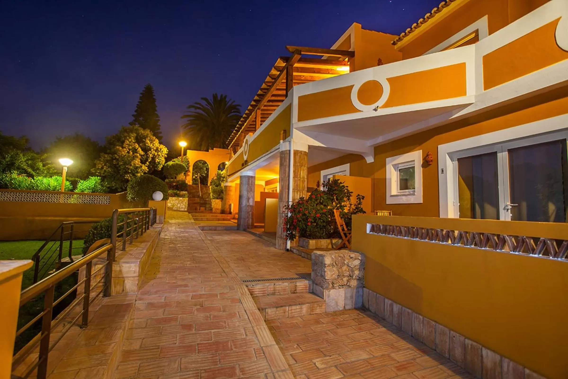 Facade/entrance in Montinho De Ouro