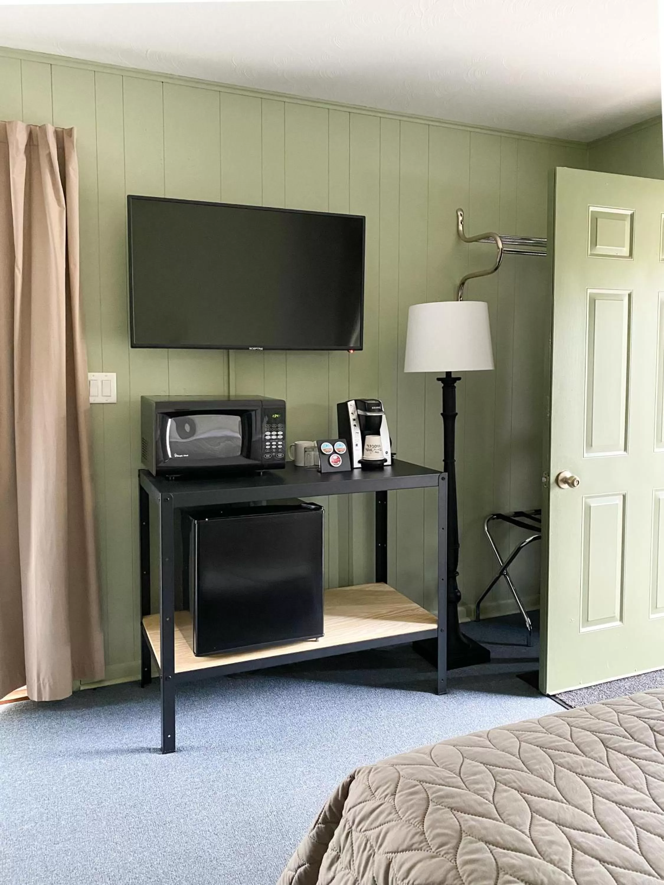 TV and multimedia, Bed in The River Hills Motel - Algoma, WI - Near Door County