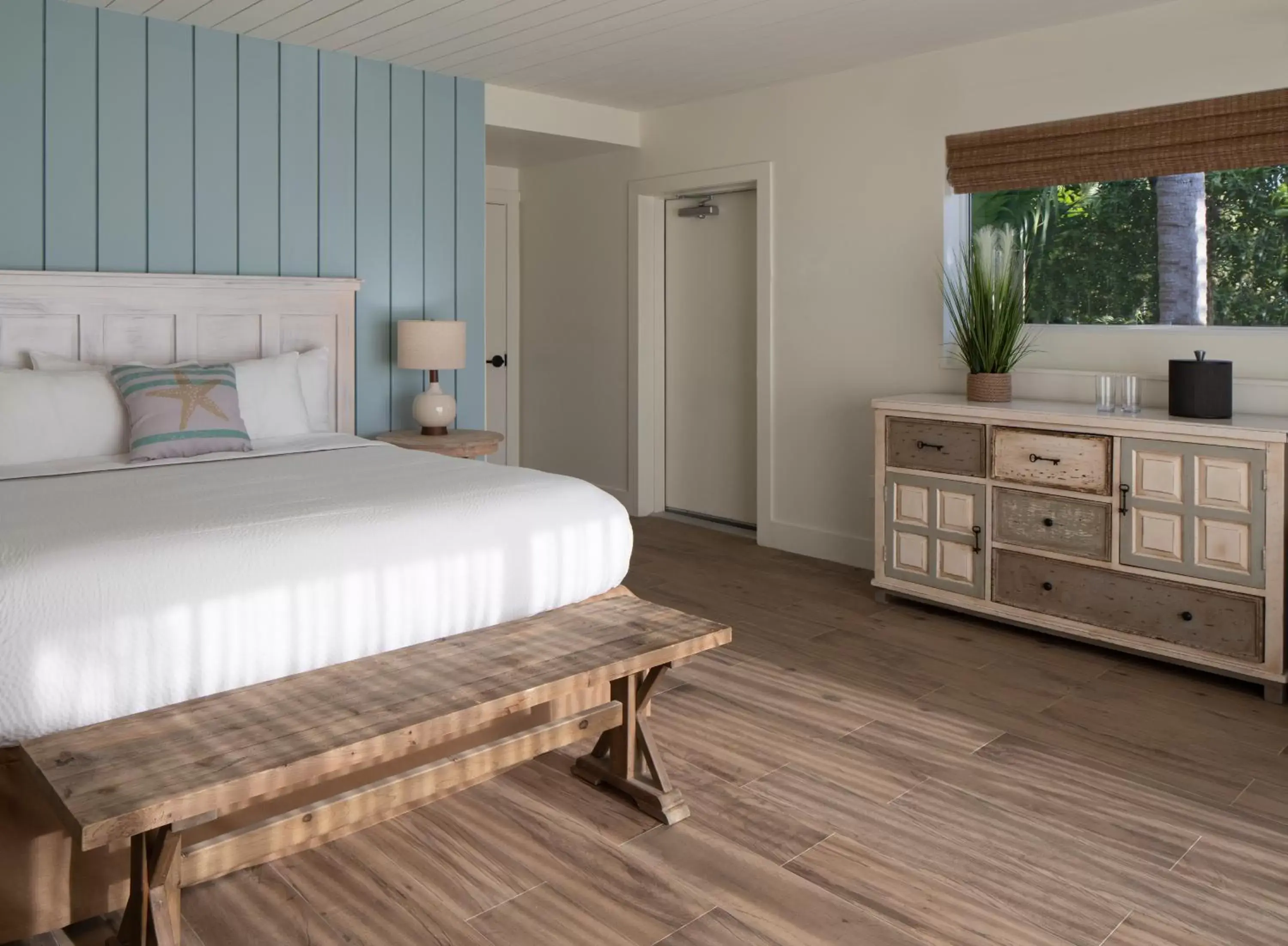 Oceanfront One-Bedroom Suite with King Bed in Postcard Inn Beach Resort & Marina Oceanfront One-Bedroom Suite with King Bed in Postcard Inn Beach Resort & Marina