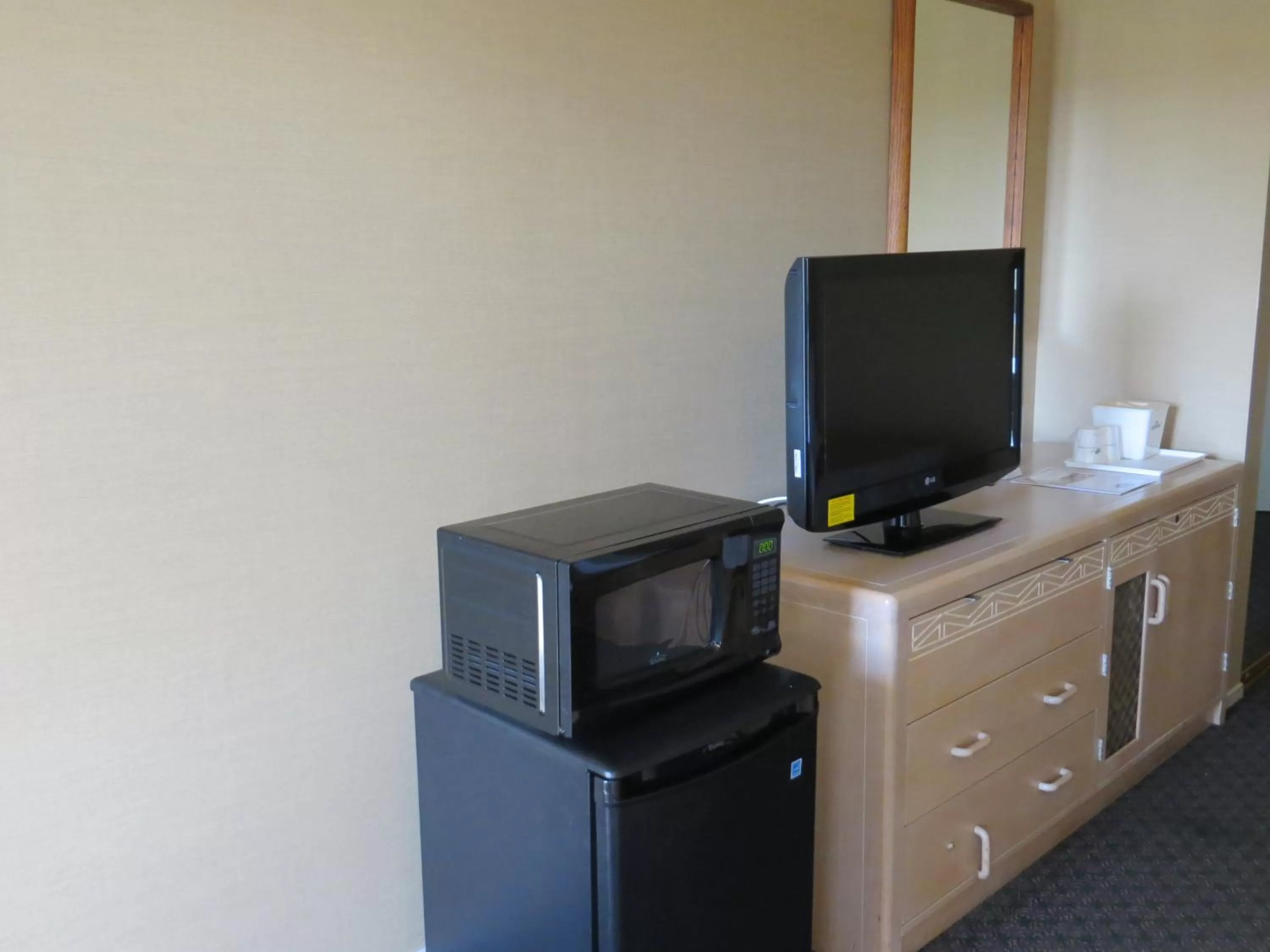 TV and multimedia in Howard Johnson by Wyndham Torrance