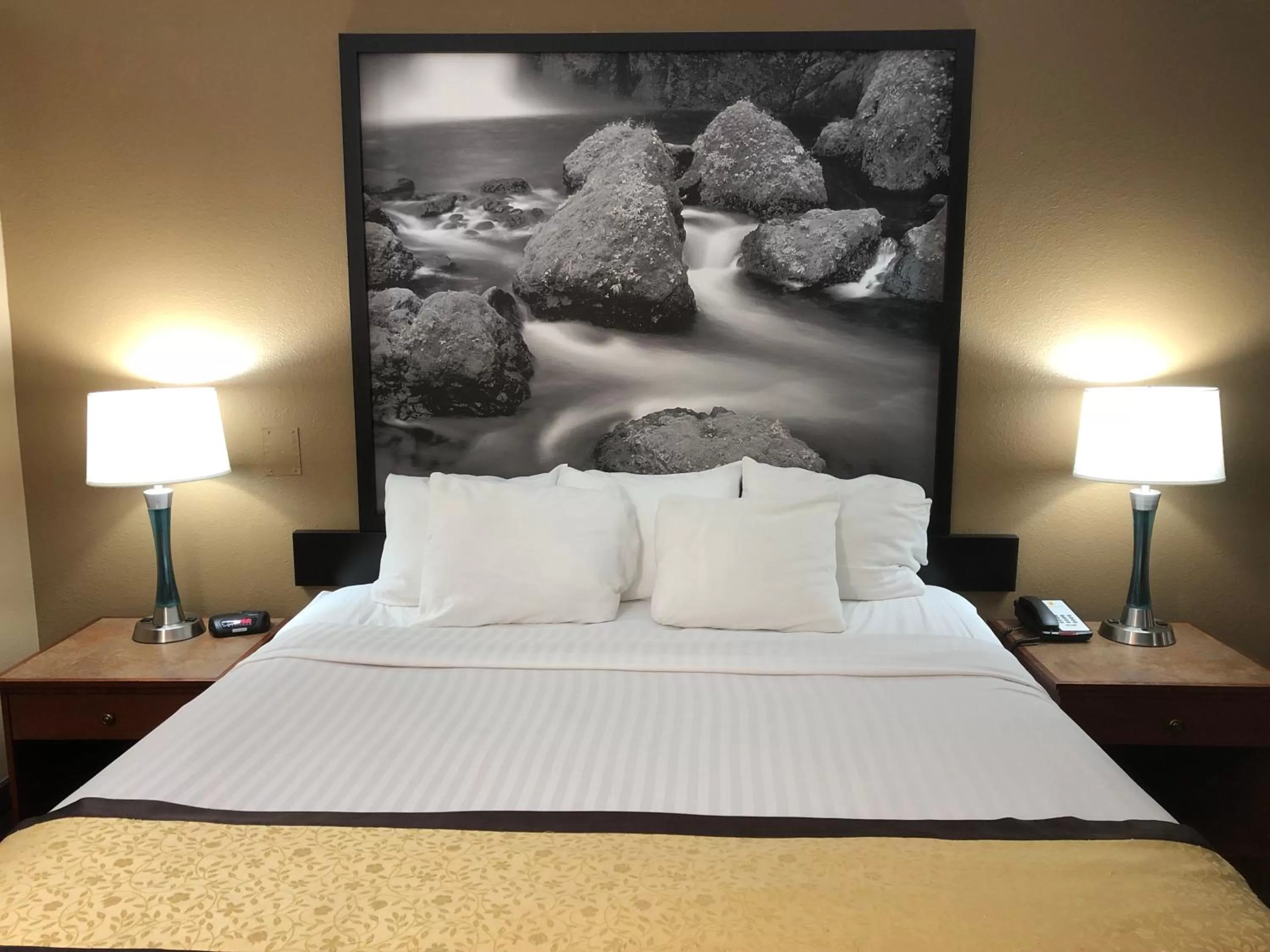 Bedroom, Bed in Super 8 by Wyndham Baker City