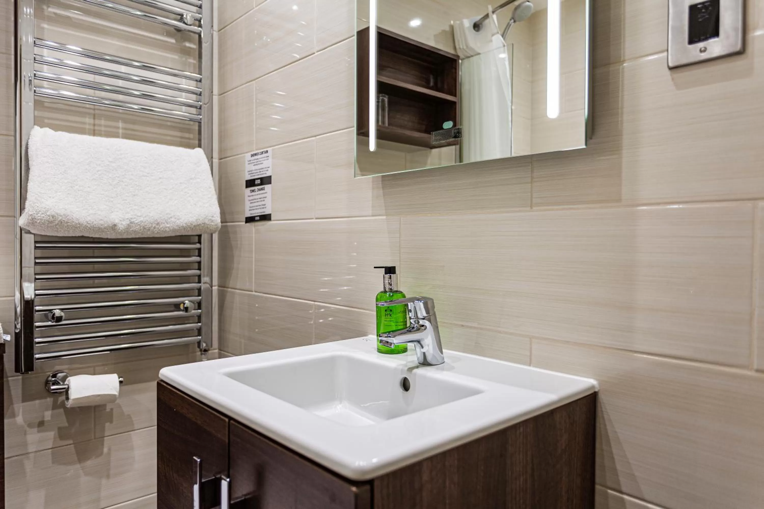 Bathroom in The Castle Hotel, Conwy, North Wales - The Coaching Inn Group