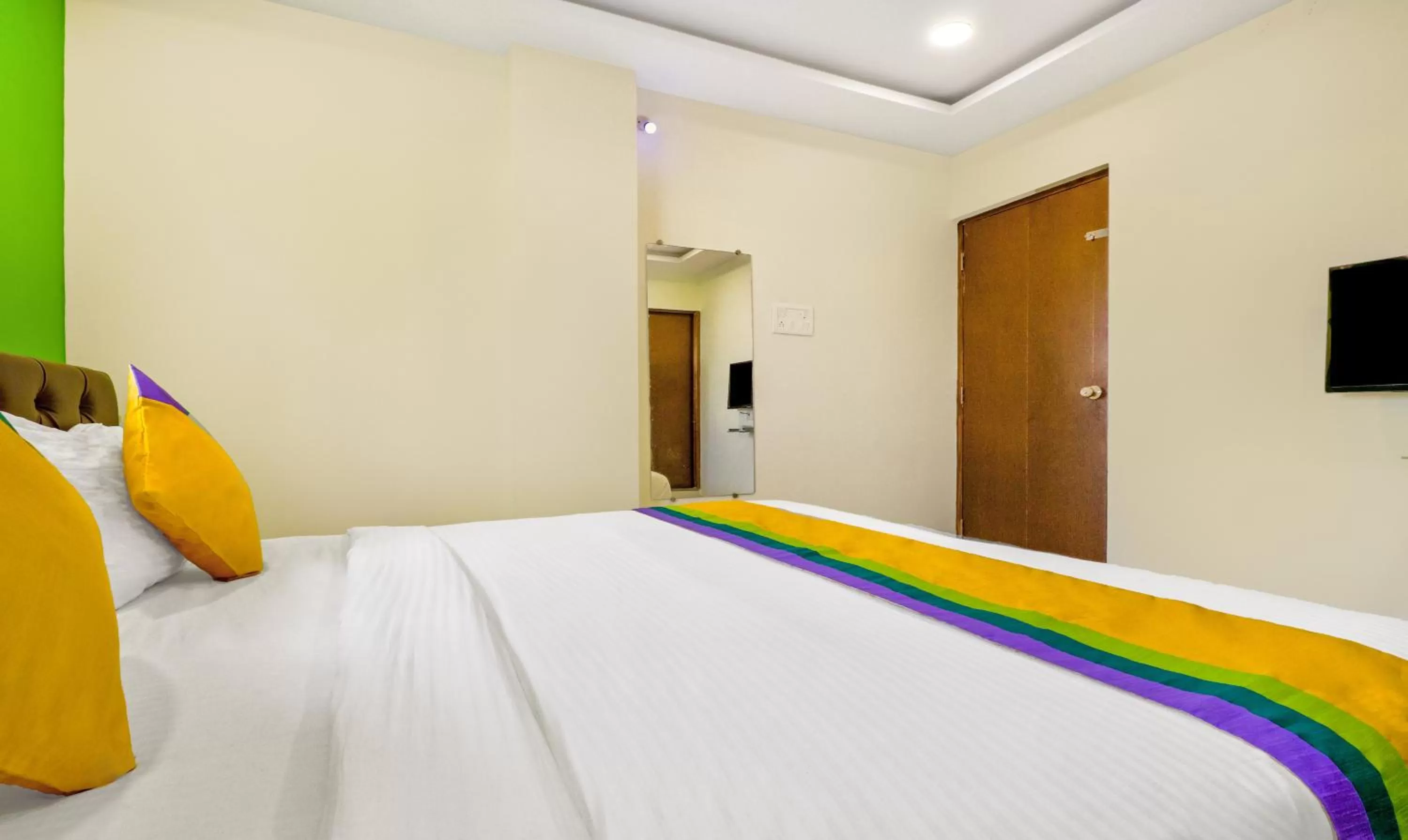 Bedroom, Bed in Itsy Hotels Carnival Inn