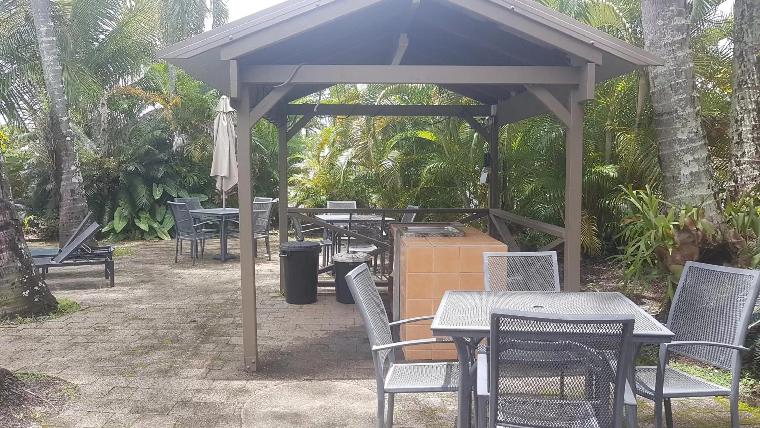 BBQ facilities in Oasis Inn Apartments