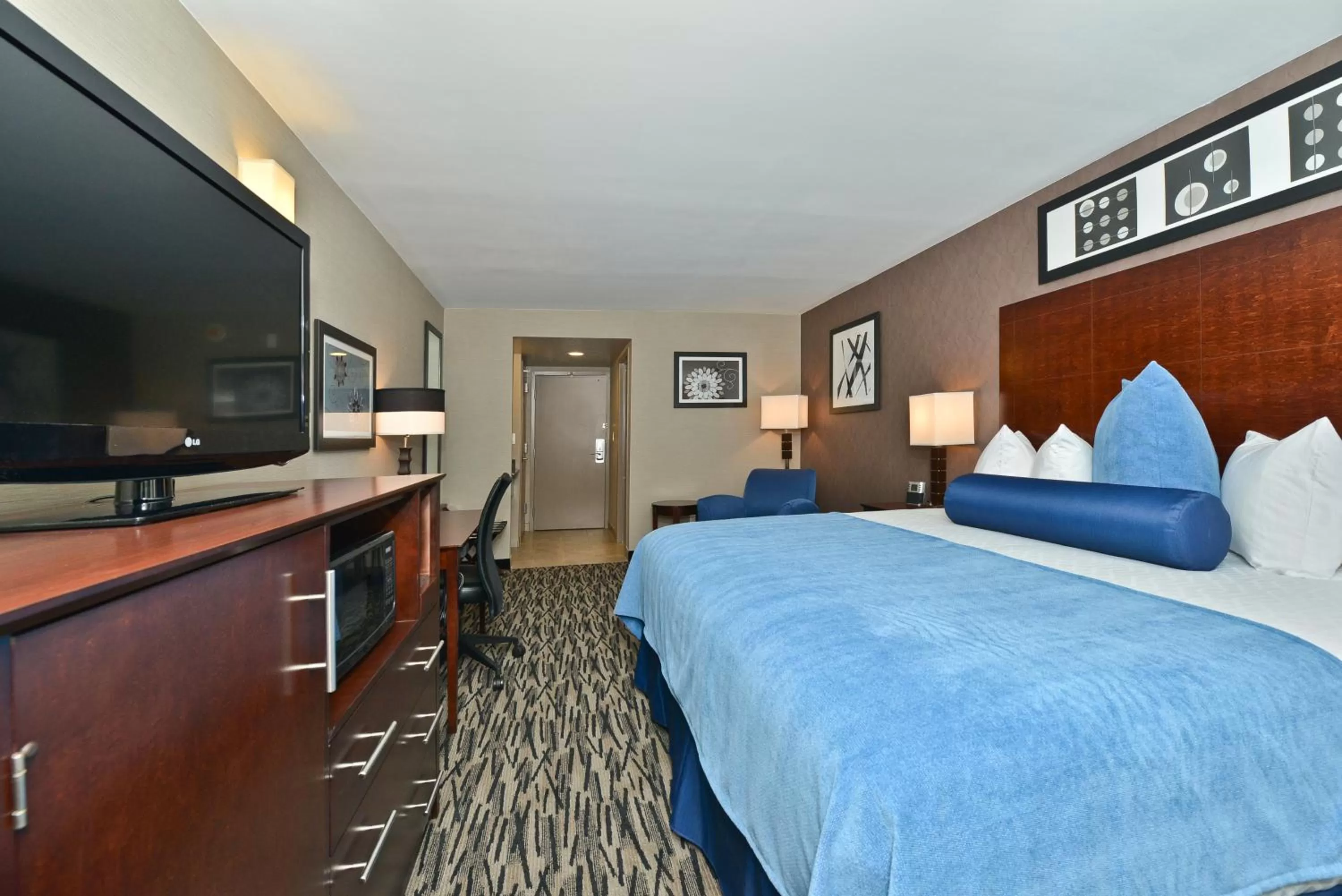 Bedroom, Bed in Wyndham Garden Elk Grove Village - O'Hare