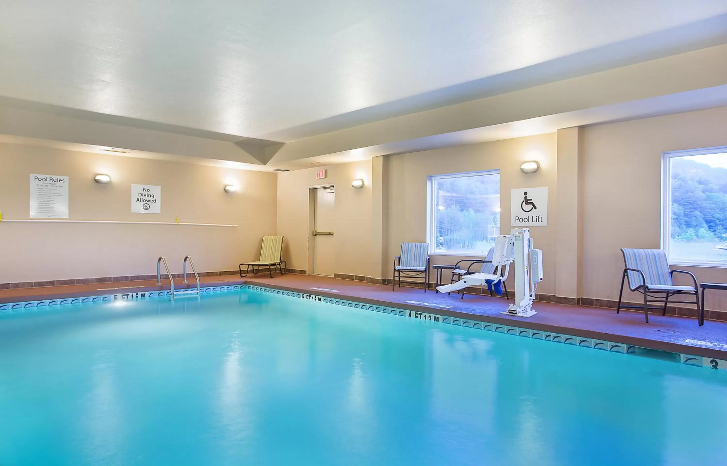 Swimming pool in Holiday Inn Express & Suites Murphy by IHG