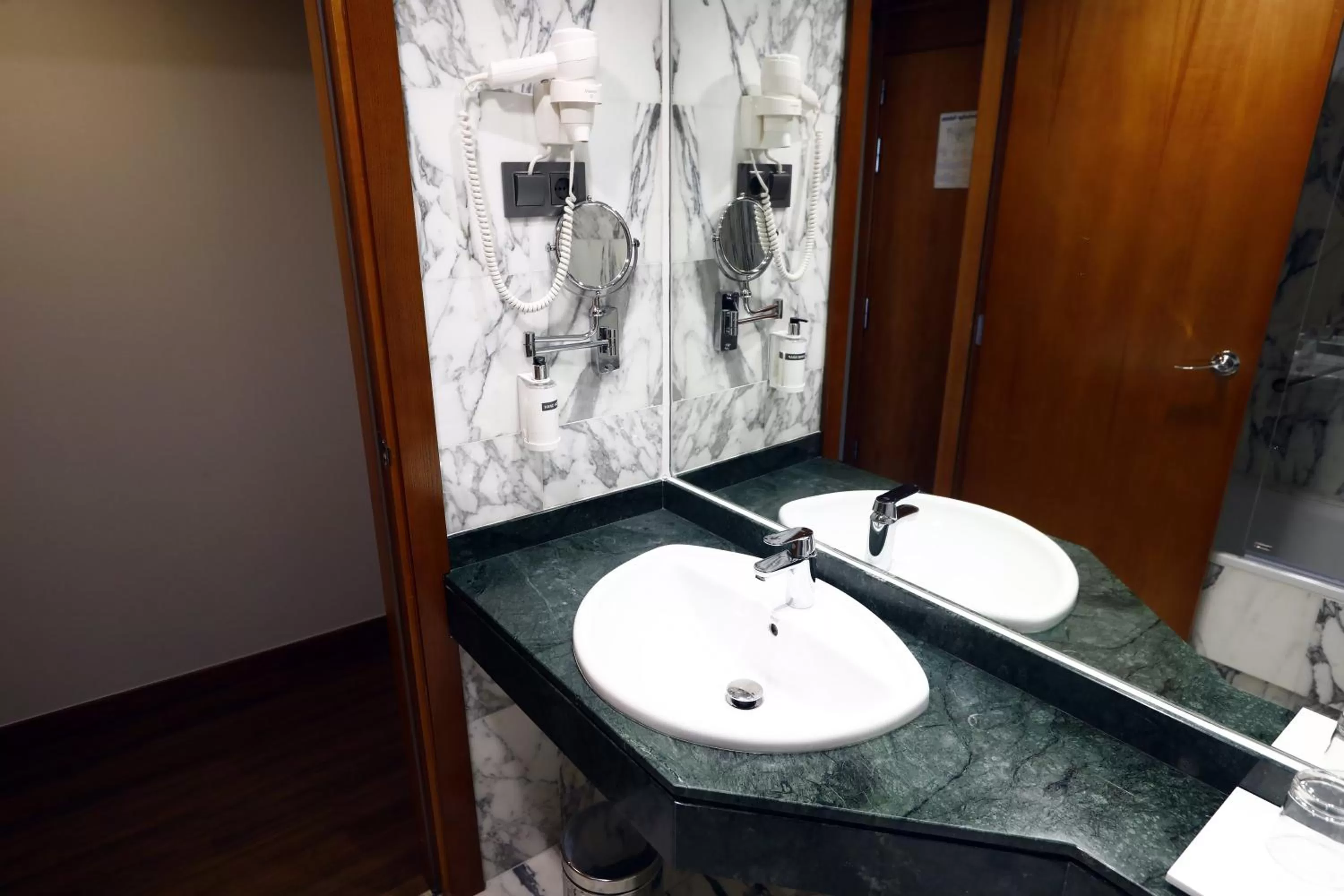 Bathroom in Travelodge Madrid Coslada Aeropuerto