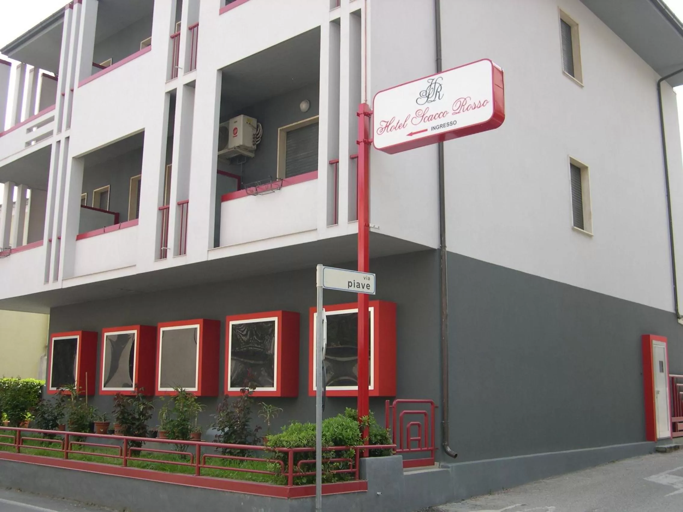 Property Building in Scacco Rosso