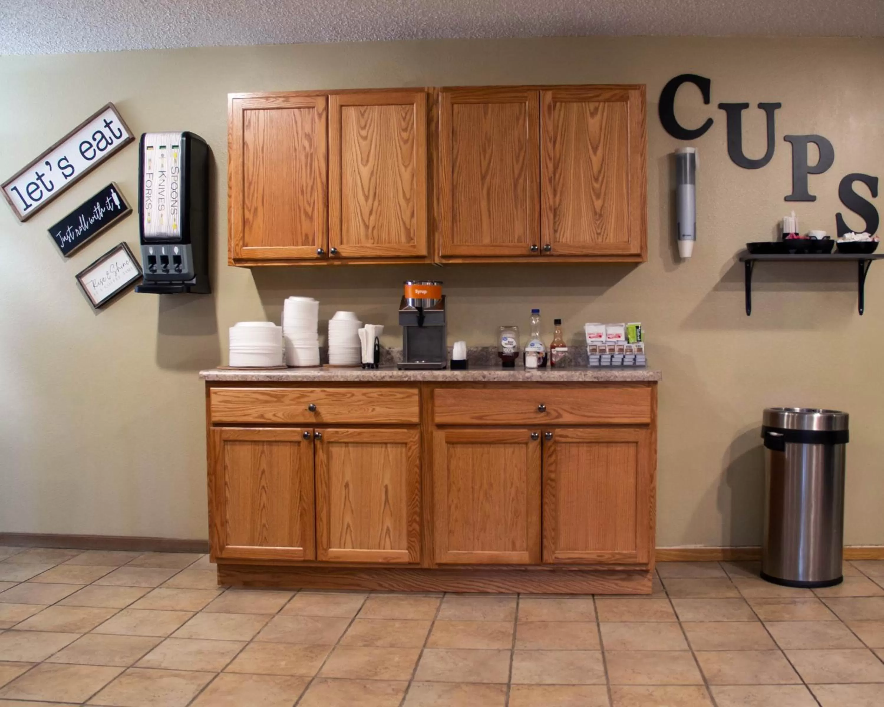 Kitchen or kitchenette in New Victorian Inn & Suites-Norfolk