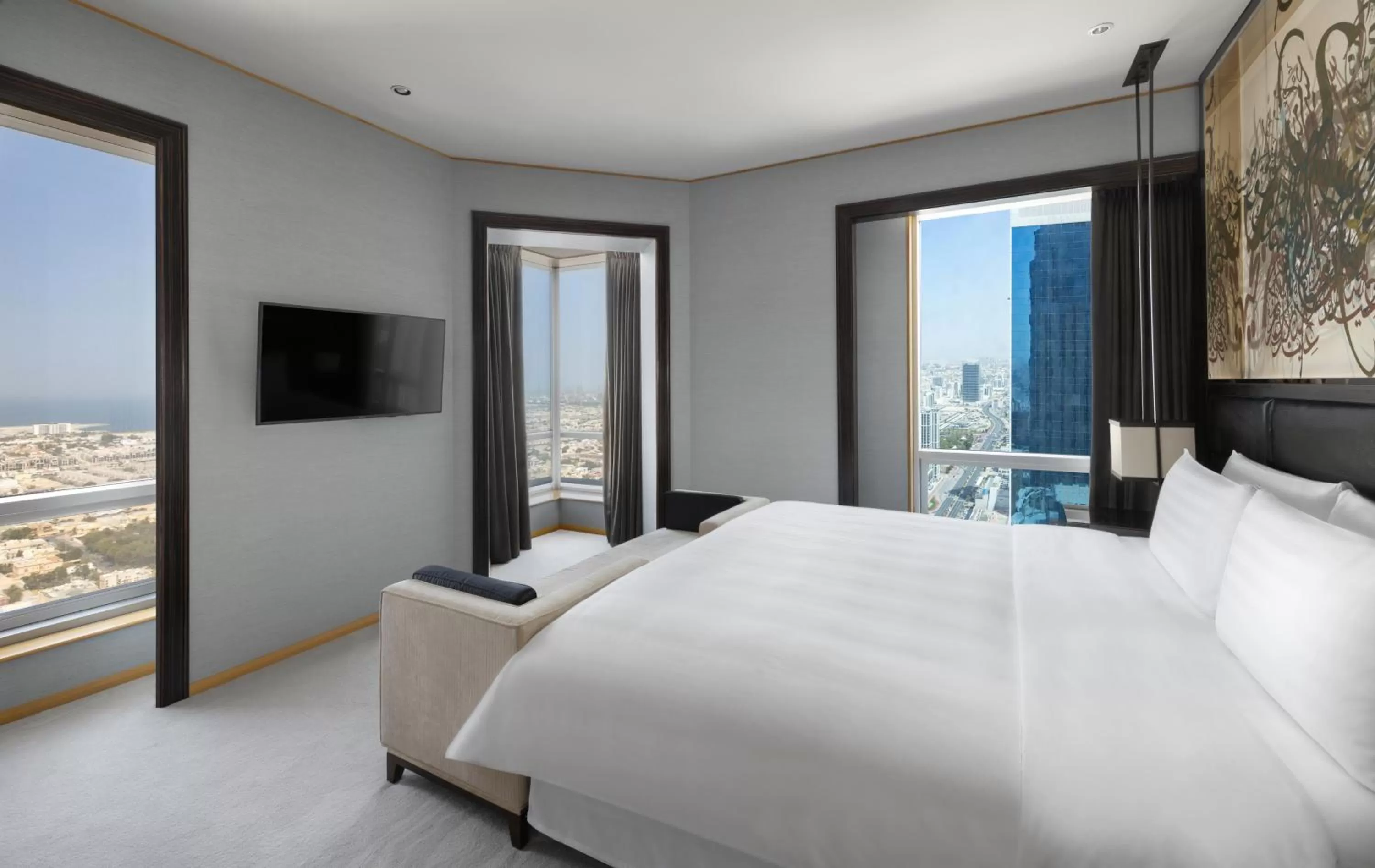 Photo of the whole room, Bed in Shangri-La Dubai