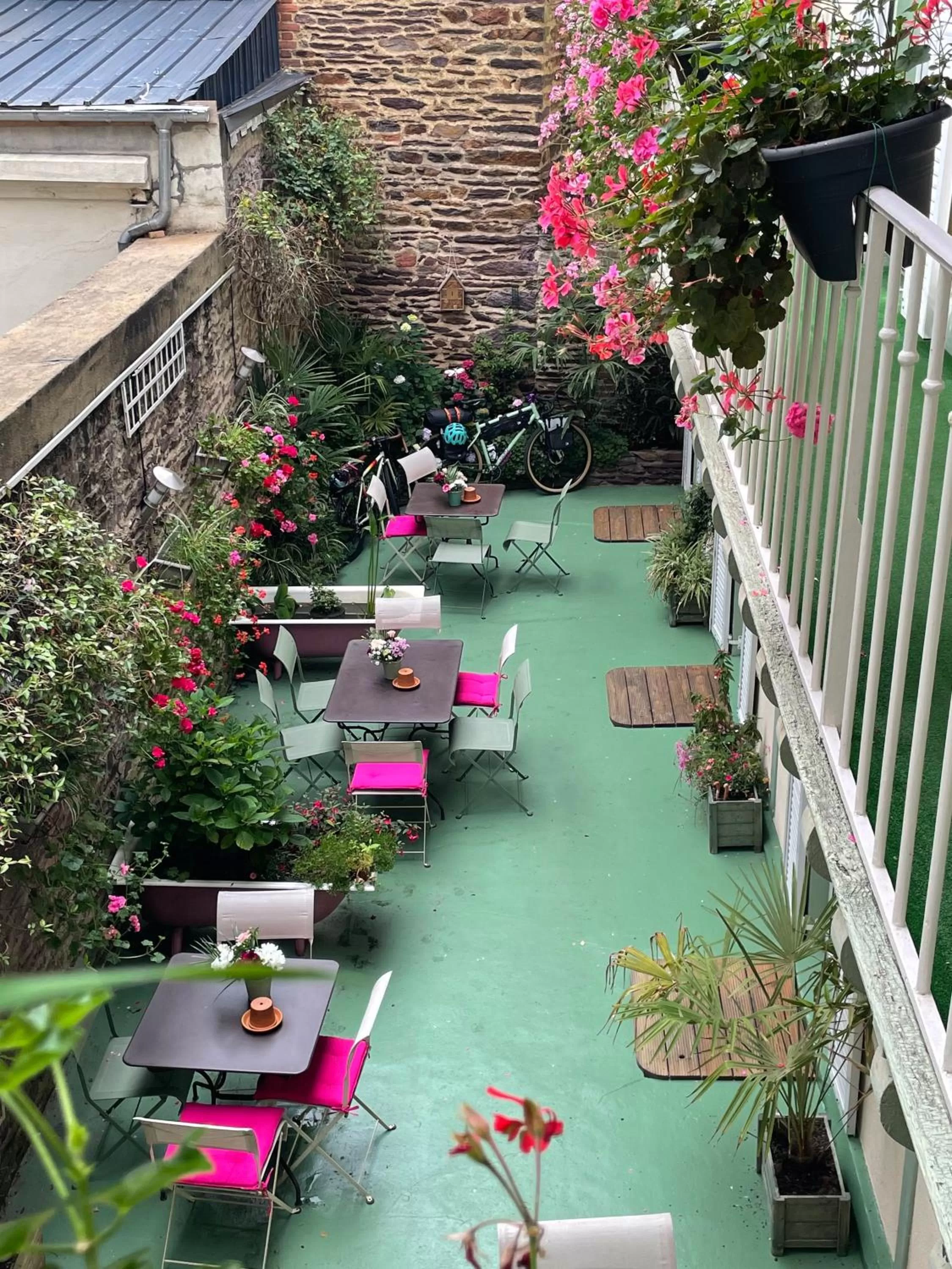 Patio in Garden Hotel Rennes Centre Gare