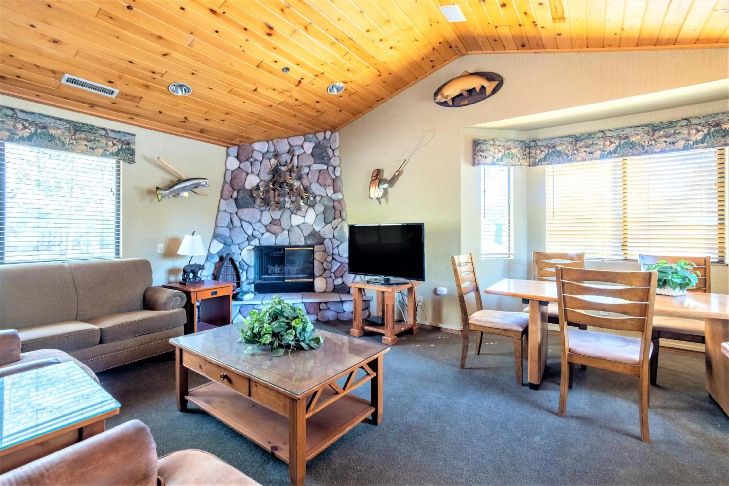 Communal lounge/ TV room in Lagonita Lodge