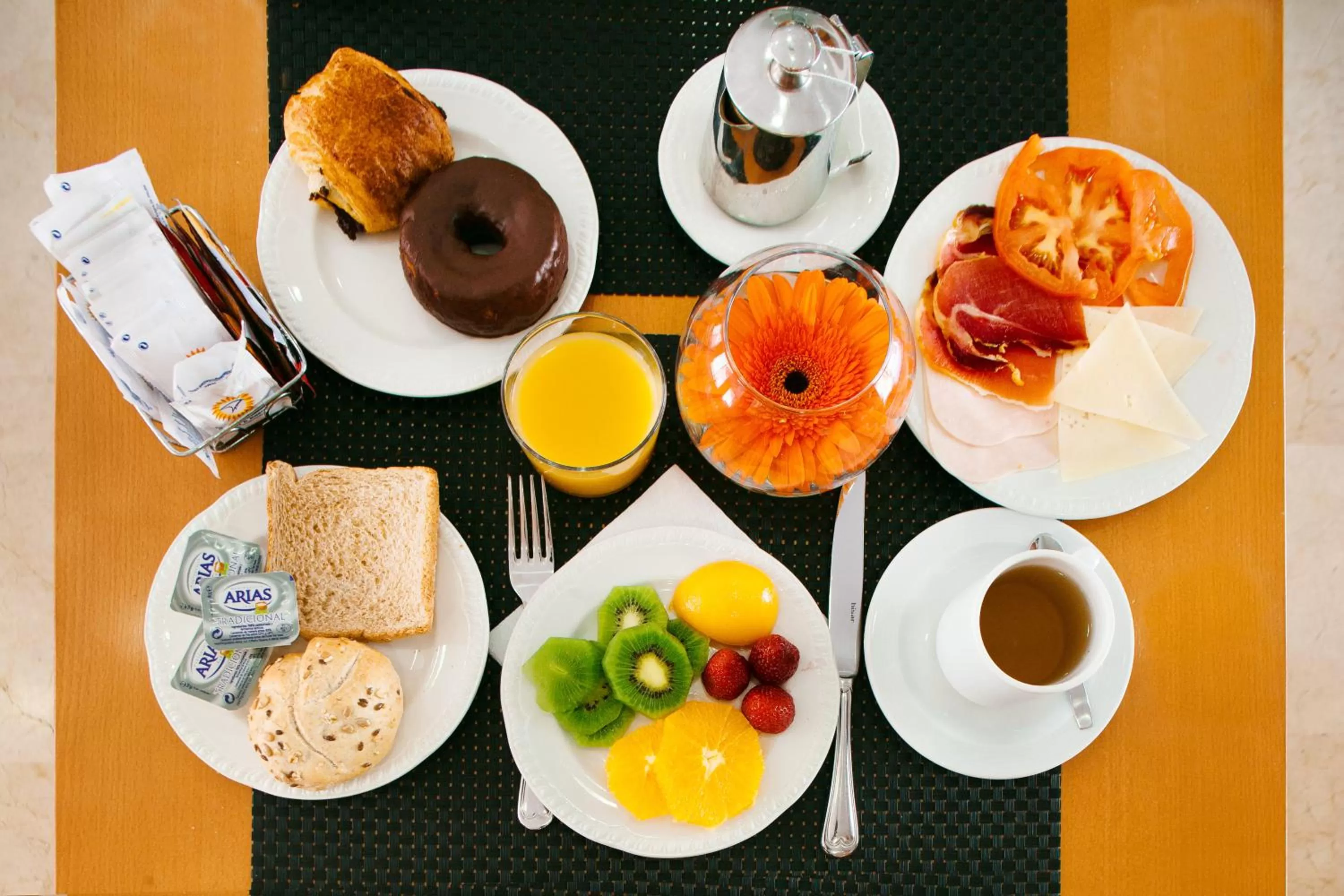 Buffet breakfast in Globales de los Reyes