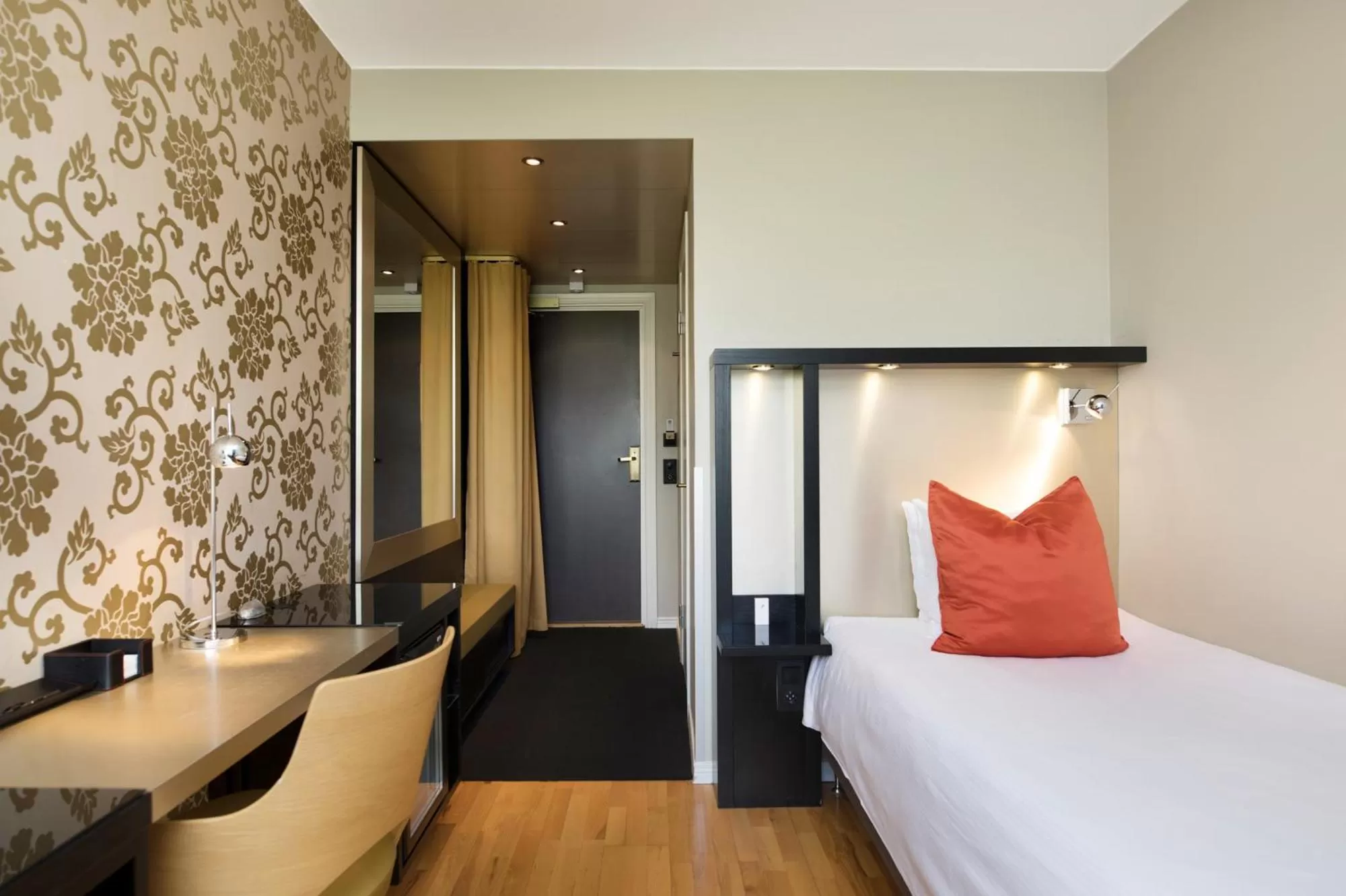 Bed in ProfilHotels Savoy