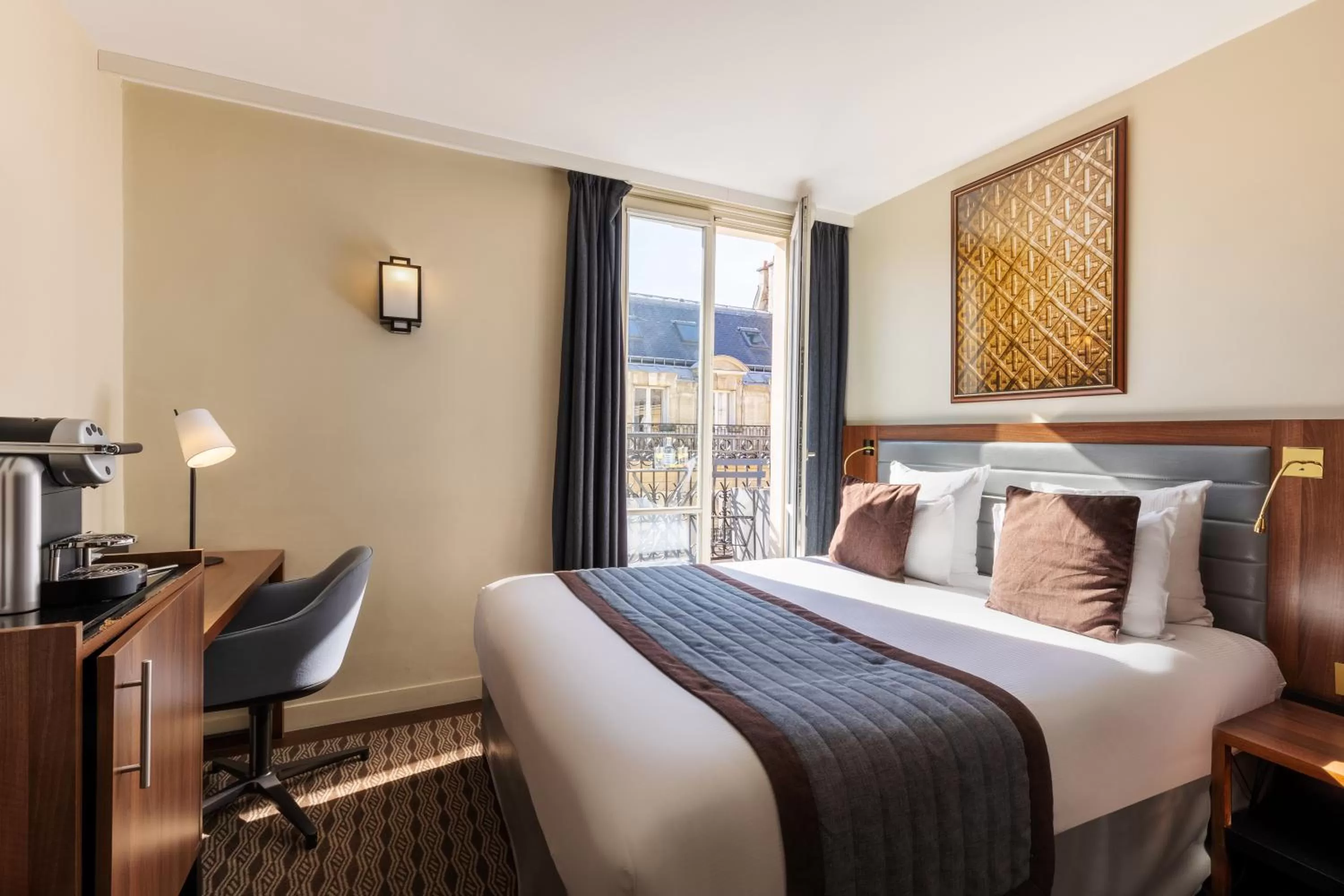 Bedroom, Bed in Hôtel Mayflower Opera