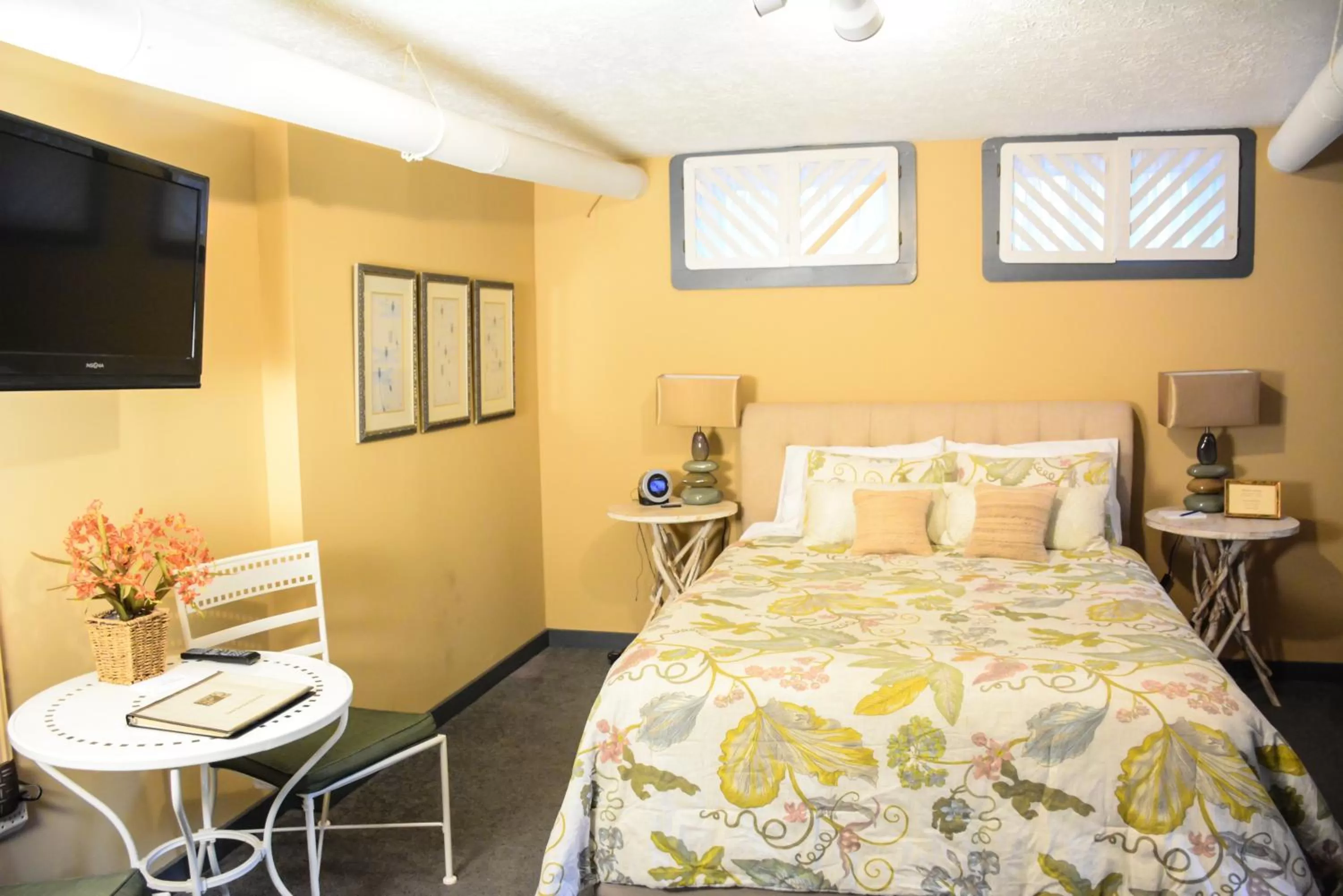 Bedroom, Bed in Stone Soup Inn