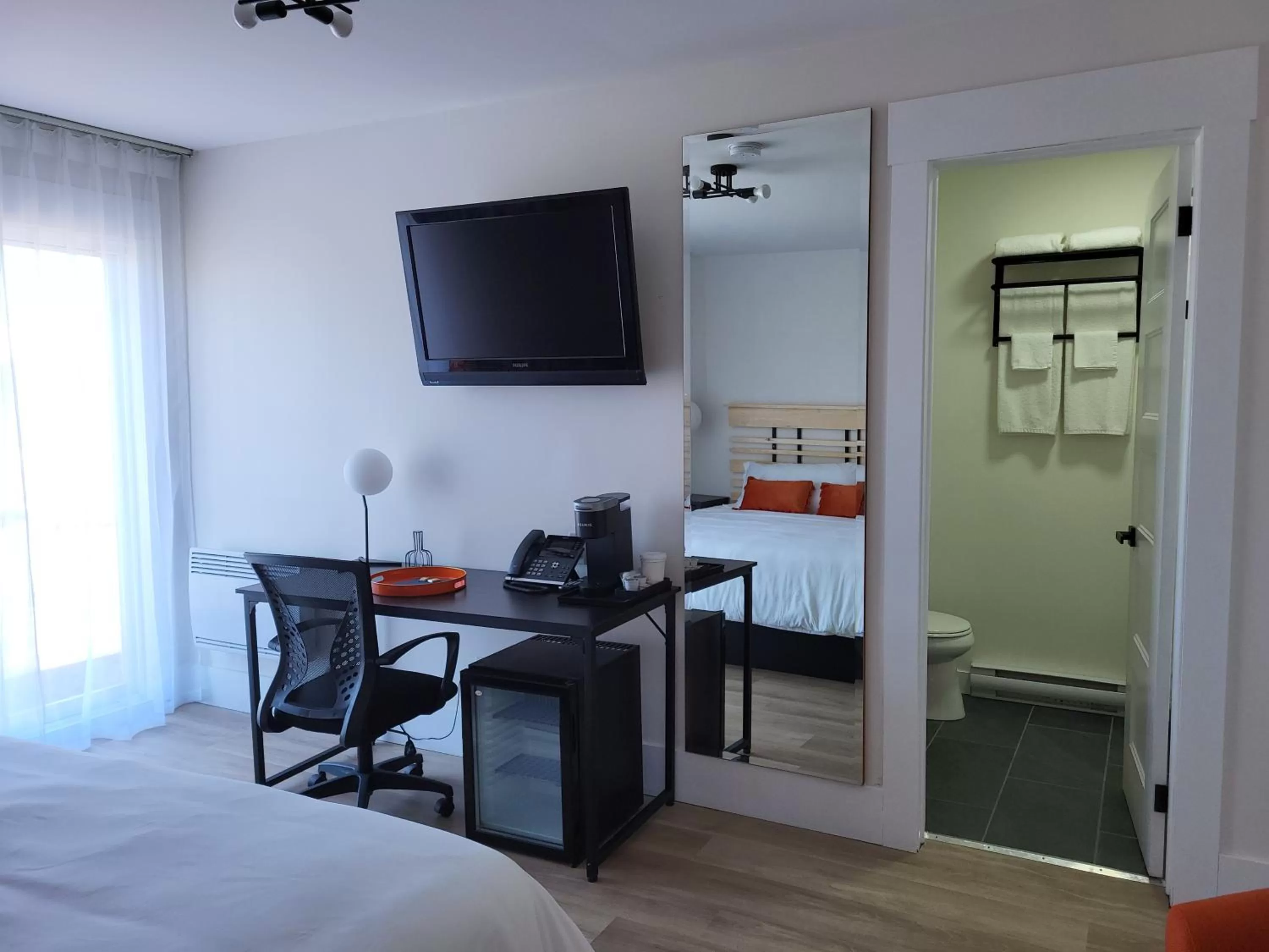 TV/Entertainment Center in motel au rocher du cap